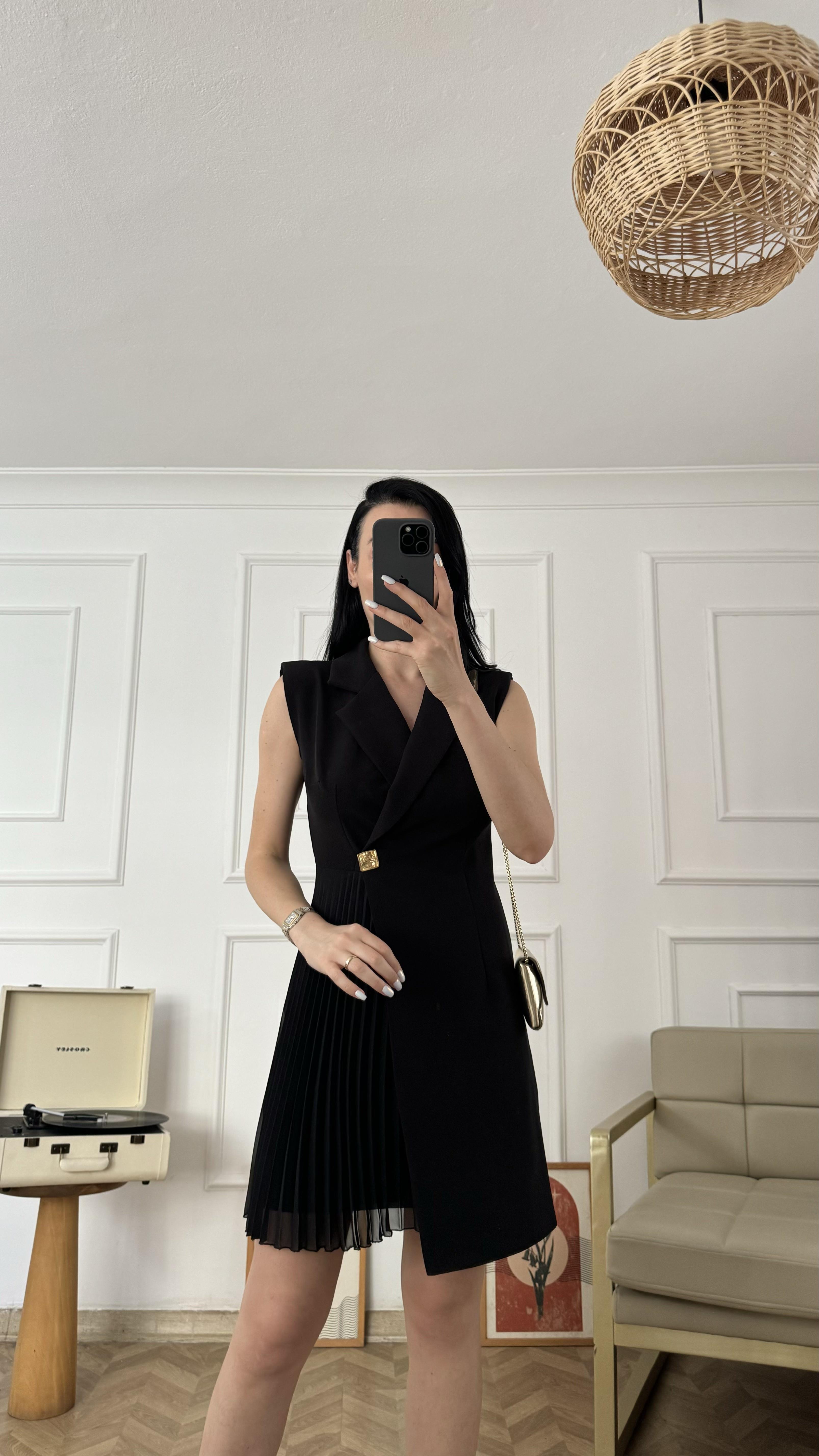 Siyah Gold Düğmeli Eteği Pileli Elbise
