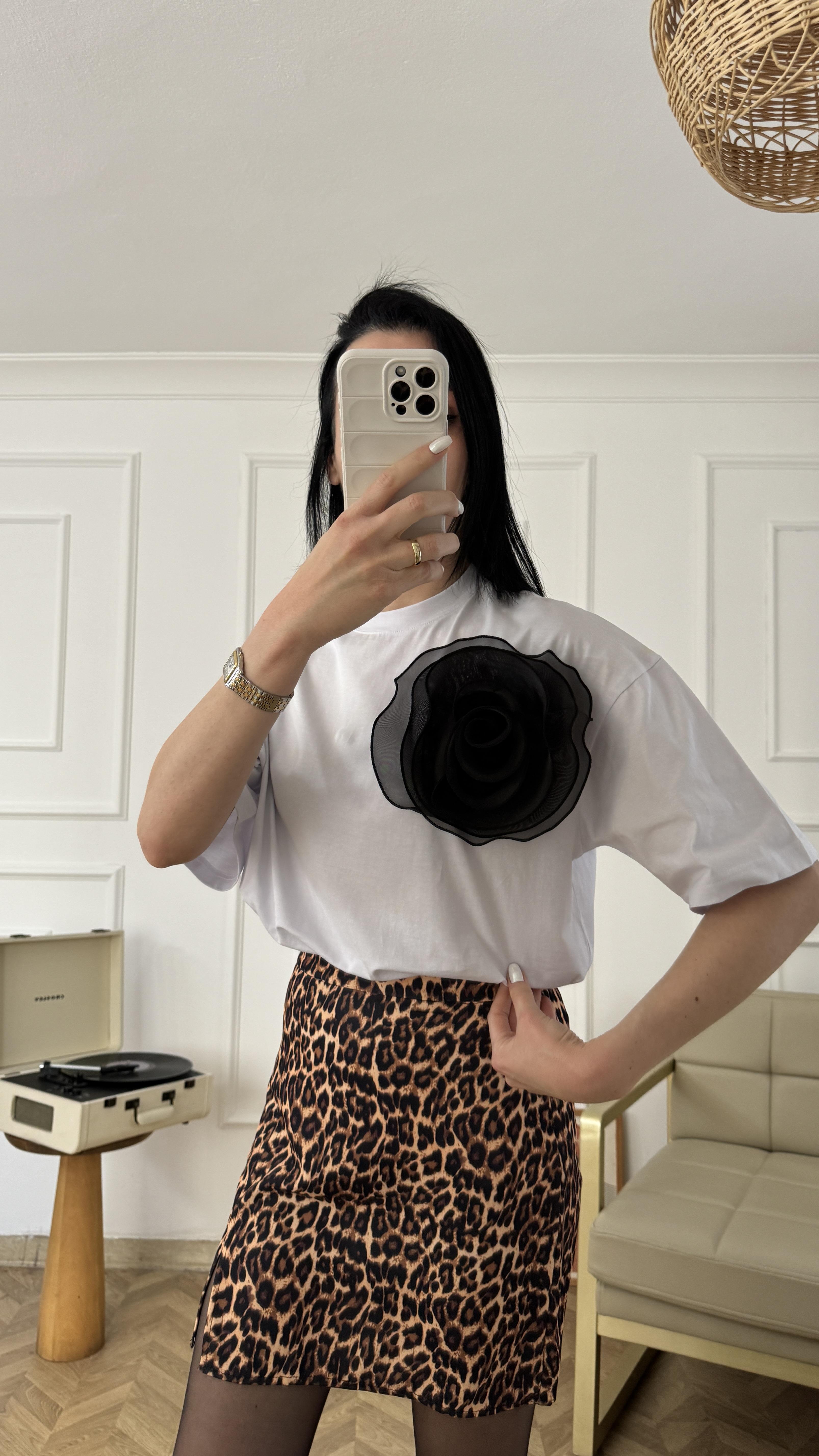 Siyah Gül Detaylı Beyaz T-shirt