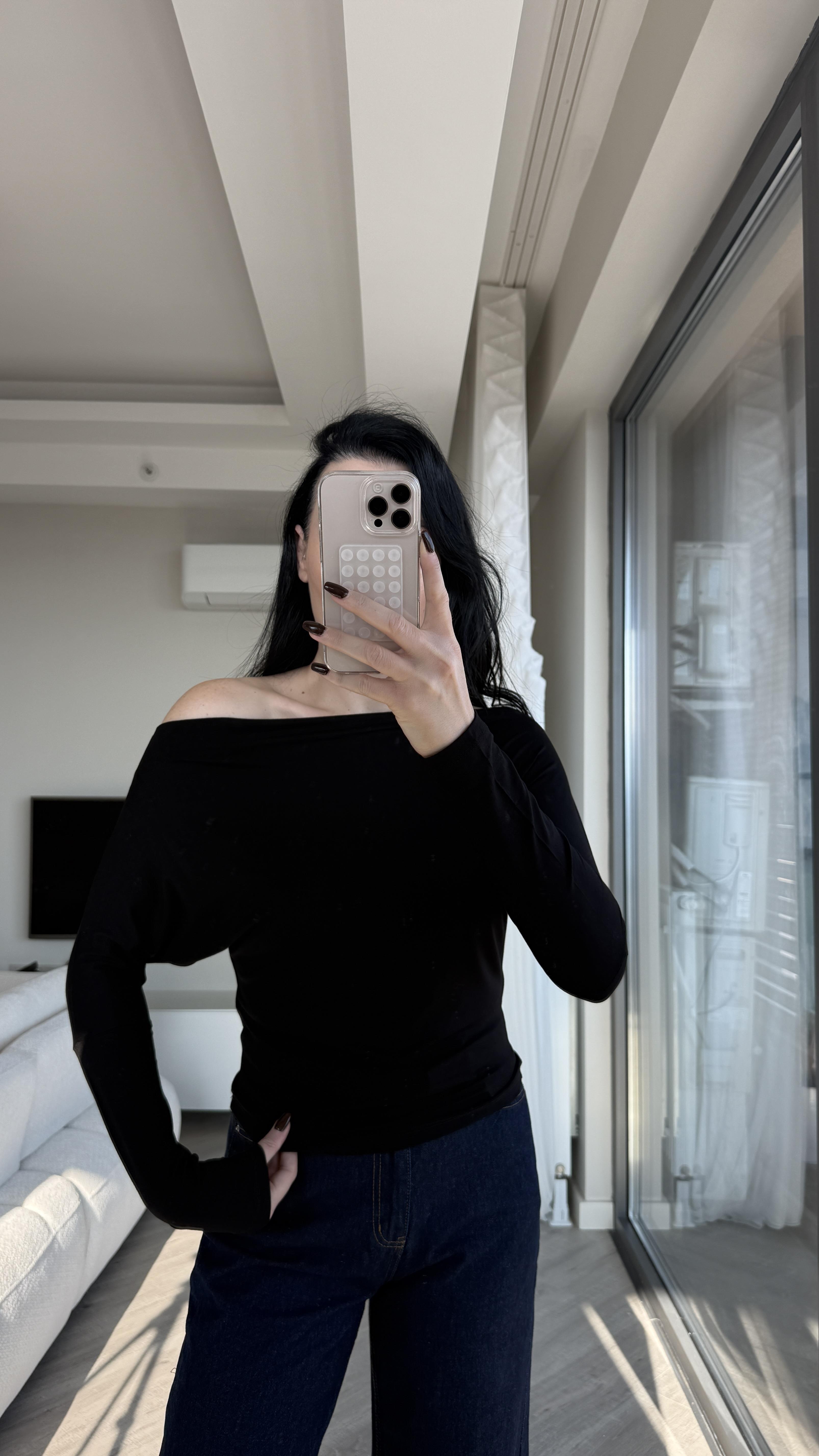 Siyah Kayık Yakalı Bluz