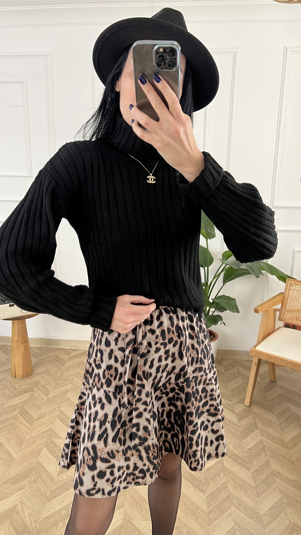 Siyah Kol Katlı Fitilli Kazak