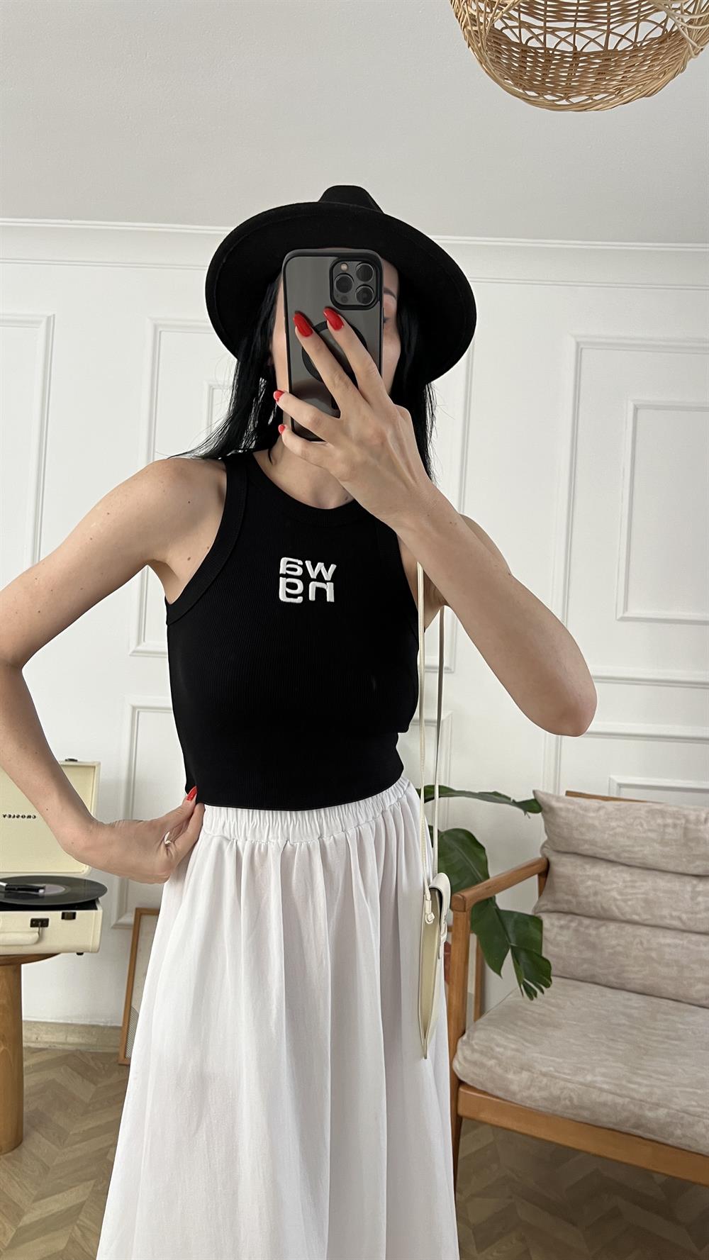 Siyah Nakış Detaylı Halter Yaka Triko