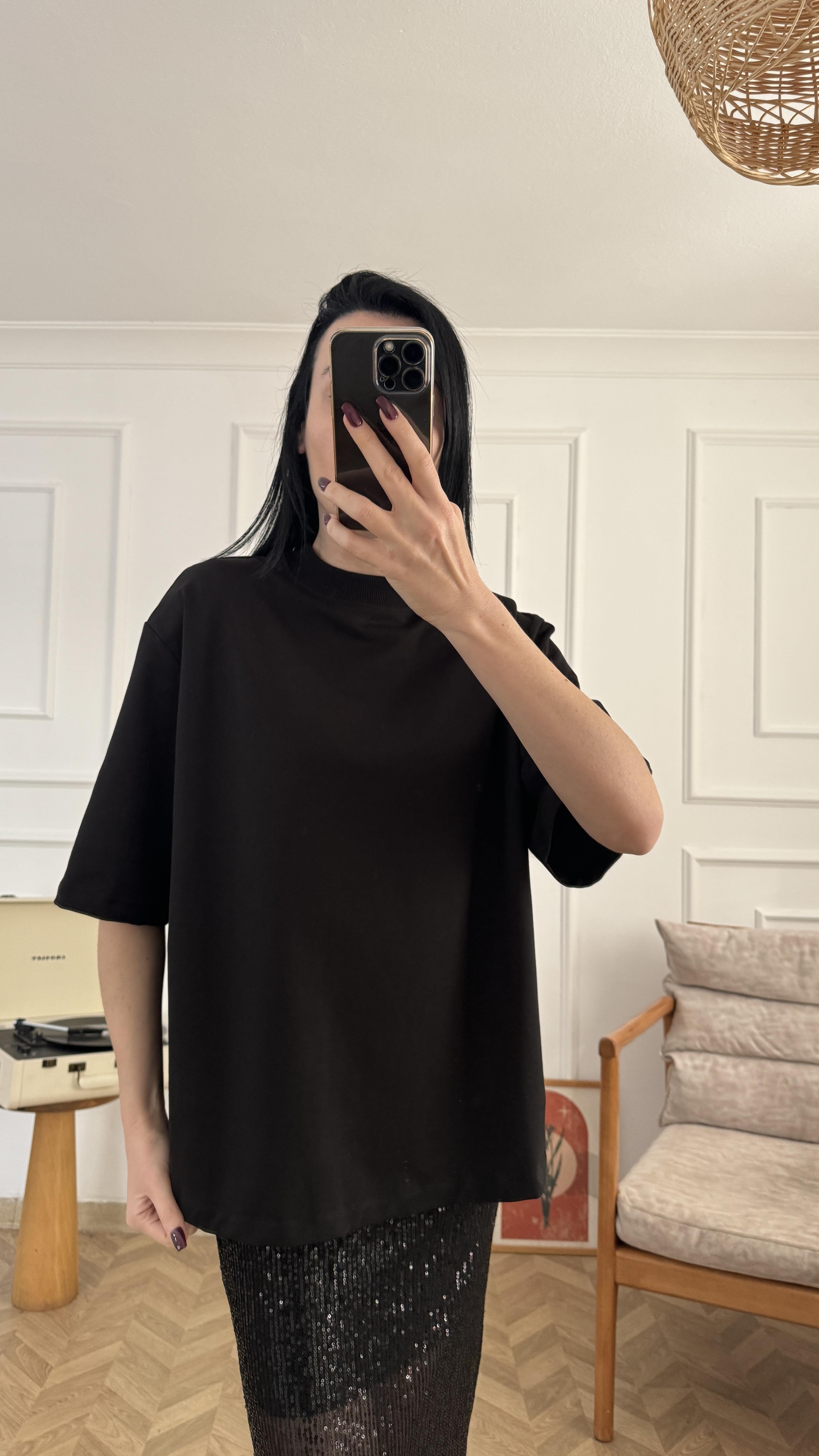 Siyah Omuzları Vatkalı Oversize Tshirt