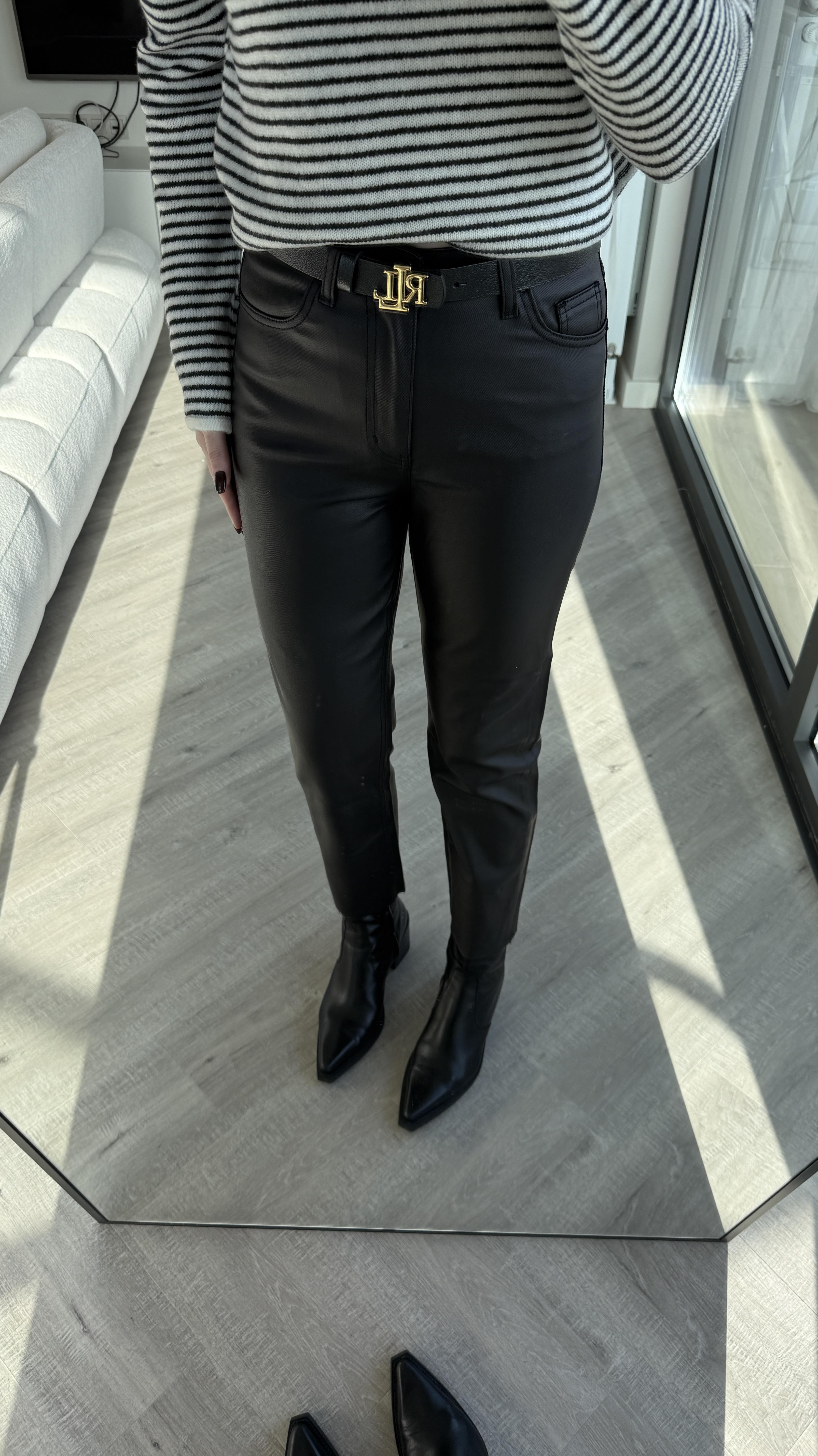 Siyah Paça Kesik Kaplamalı Straight Jean