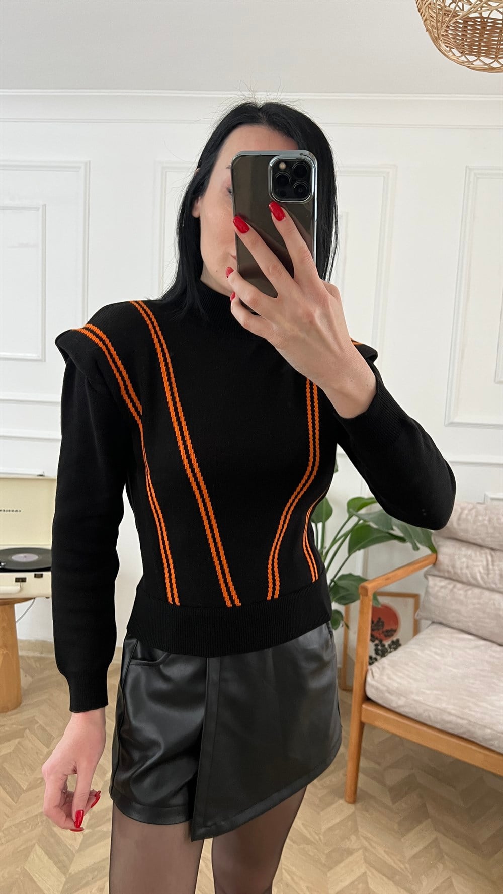 Siyah Şerit Detaylı Triko