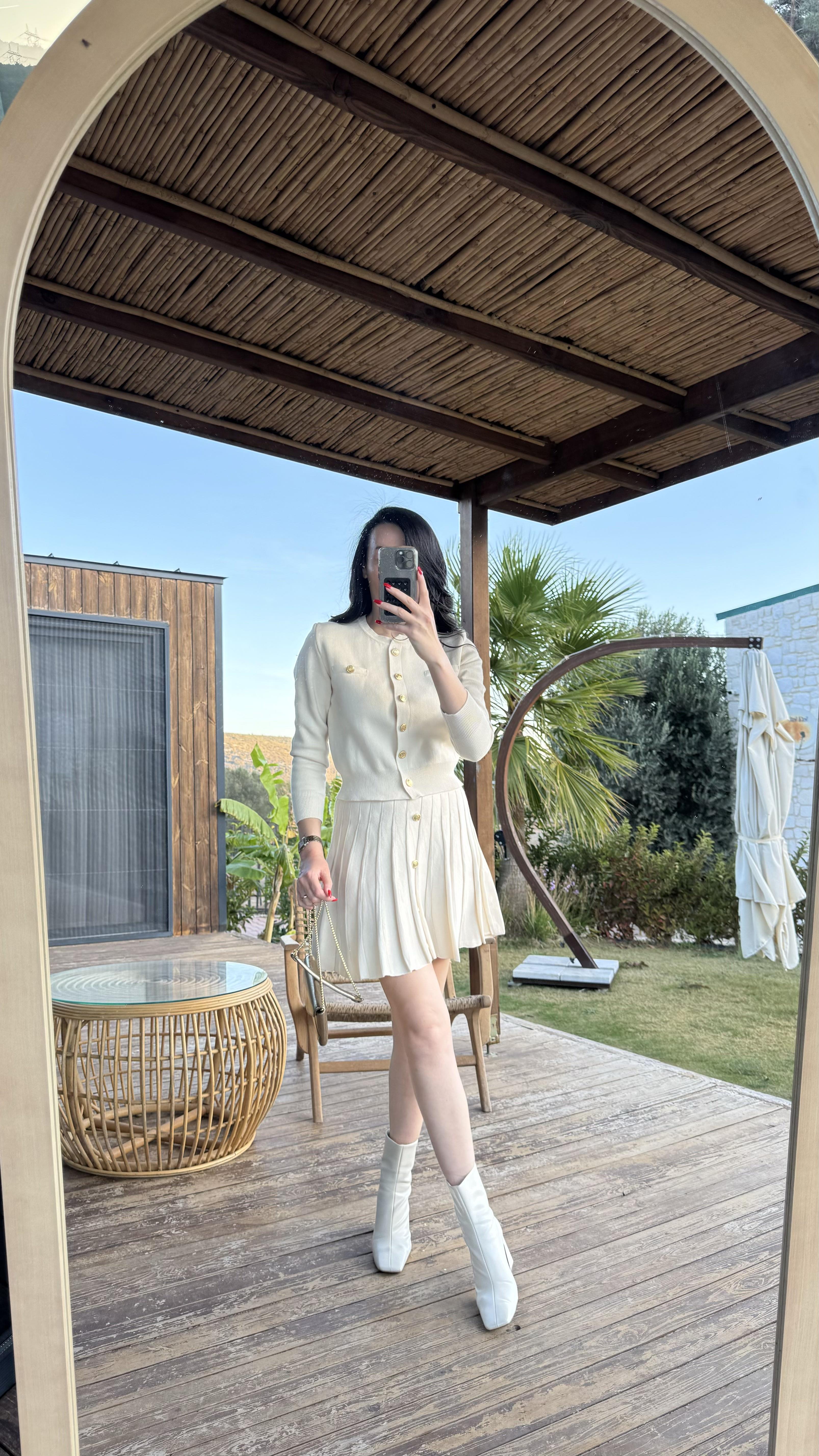 Vanilya Eteği Pileli Gold Düğmeli Triko Takım