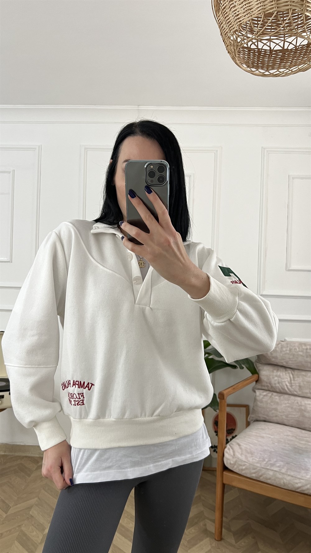 Yakası Düğmeli Beyaz Yazılı Sweat