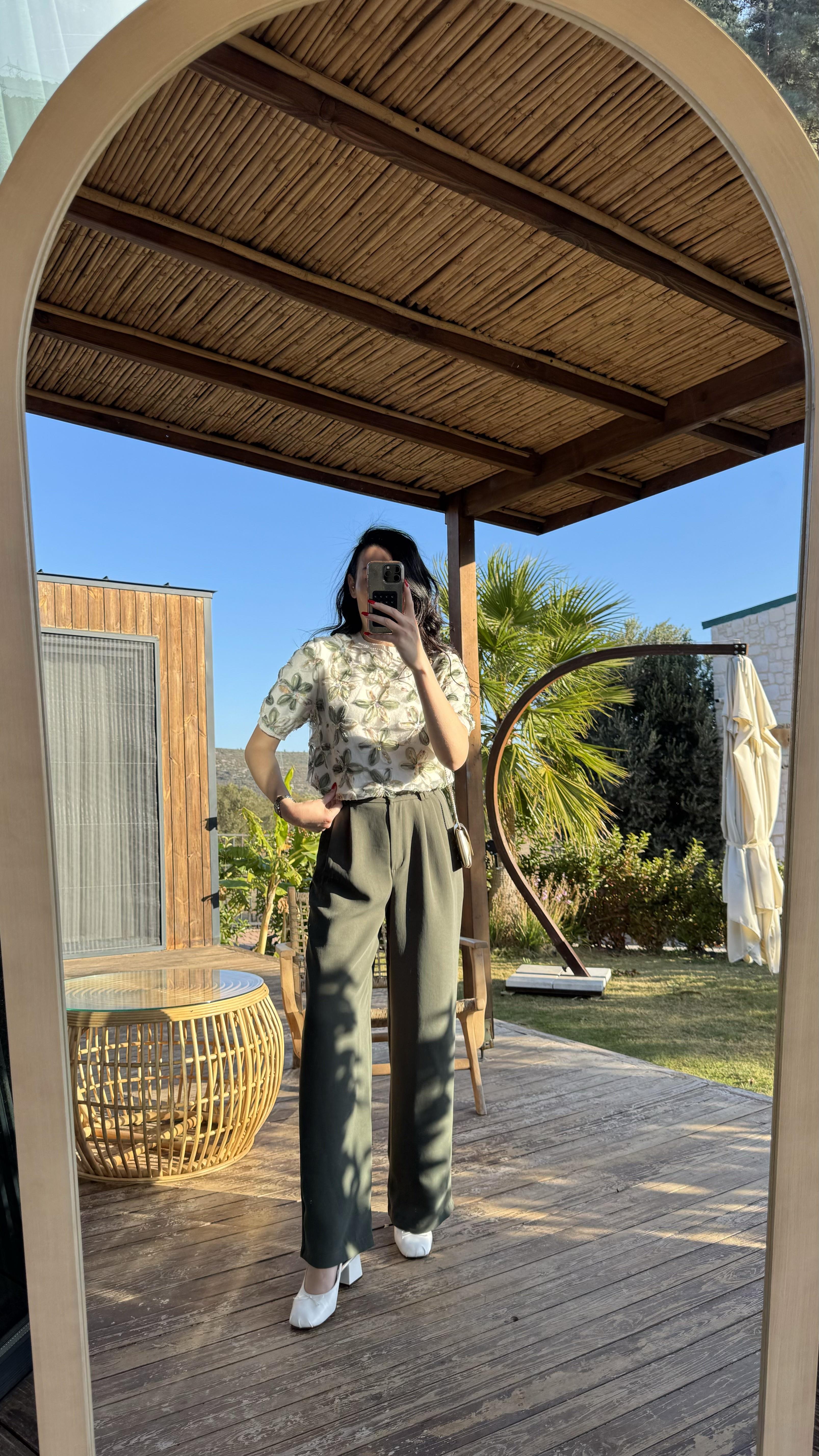 Yeşil Arka Bel Kısmı Lastikli Tok Crep Kumaş Pantalon