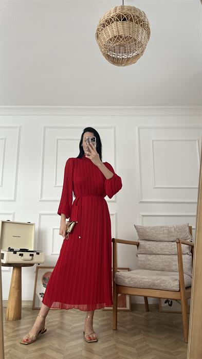 Kırmızı Pileli İnce Kemerli Şifon Elbise