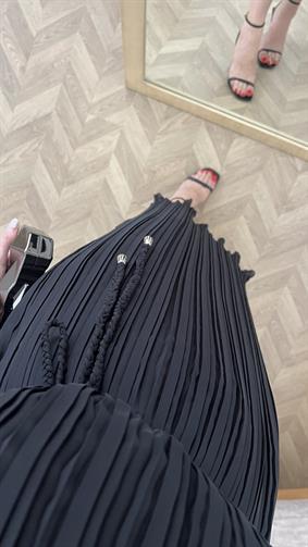 Siyah Pileli İnce Kemerli Şifon Elbise