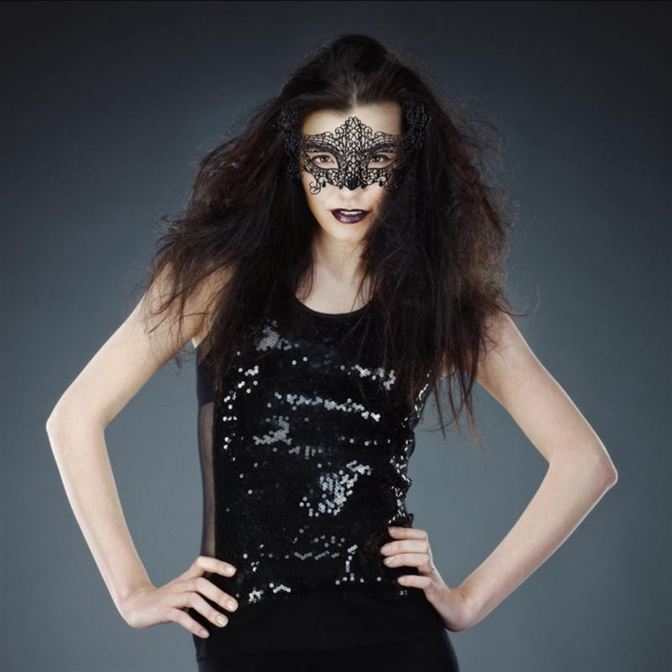Dantelli Siyah, Maske