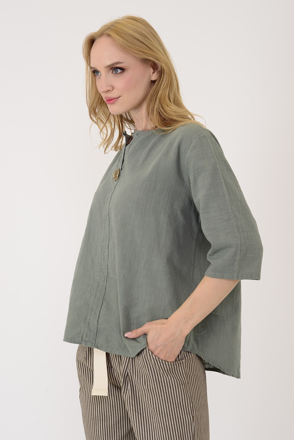 1208 TEK DÜĞMELİ HAKİM YAKA BLUZ