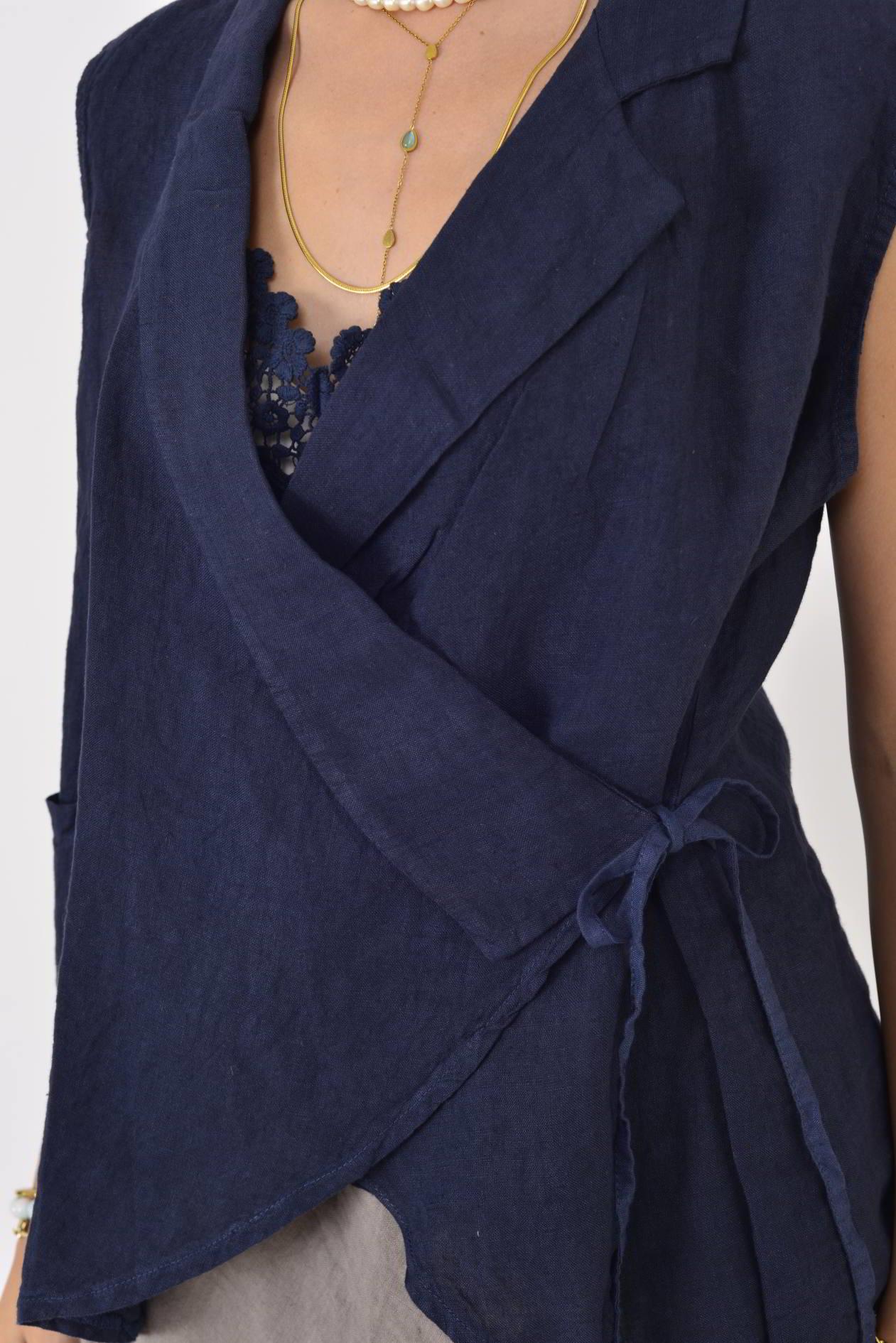 14987 KRUVAZE BAĞLAMA DETAYLI KOLSUZ KETEN BLUZ