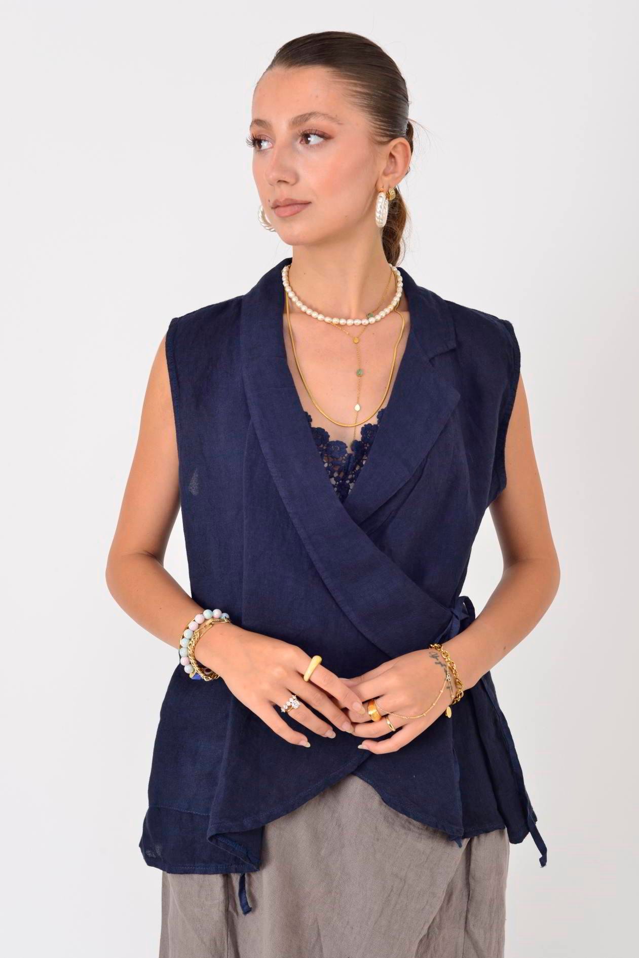 14987 KRUVAZE BAĞLAMA DETAYLI KOLSUZ KETEN BLUZ