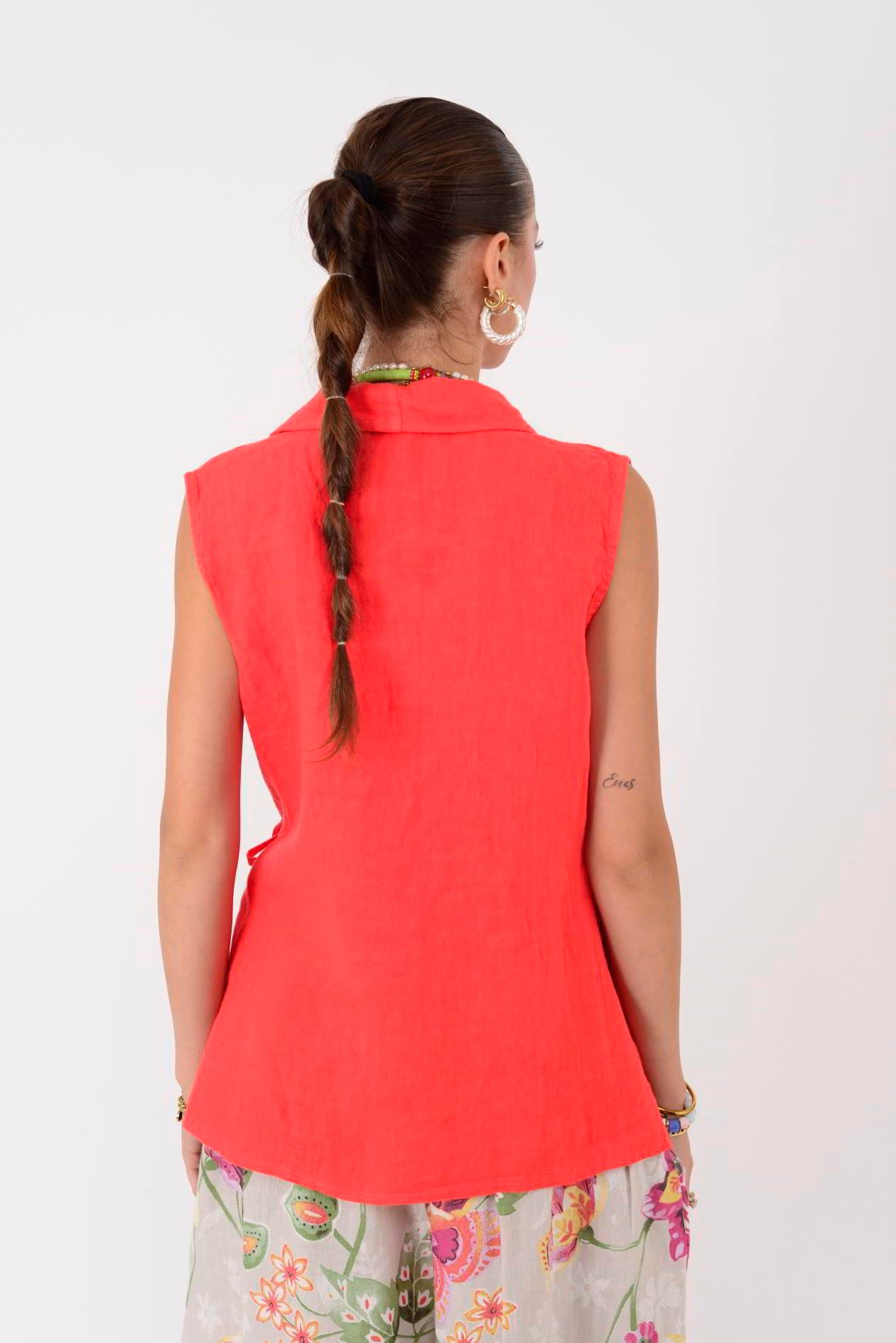 14987 KRUVAZE BAĞLAMA DETAYLI KOLSUZ KETEN BLUZ