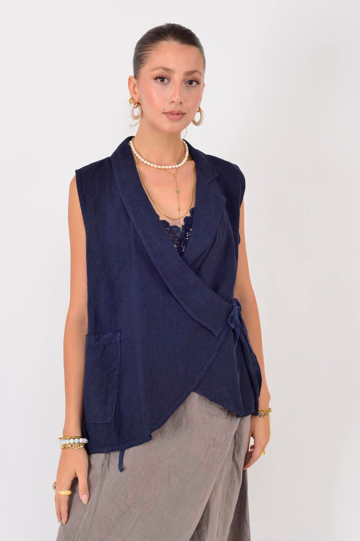 14987 KRUVAZE BAĞLAMA DETAYLI KOLSUZ KETEN BLUZ