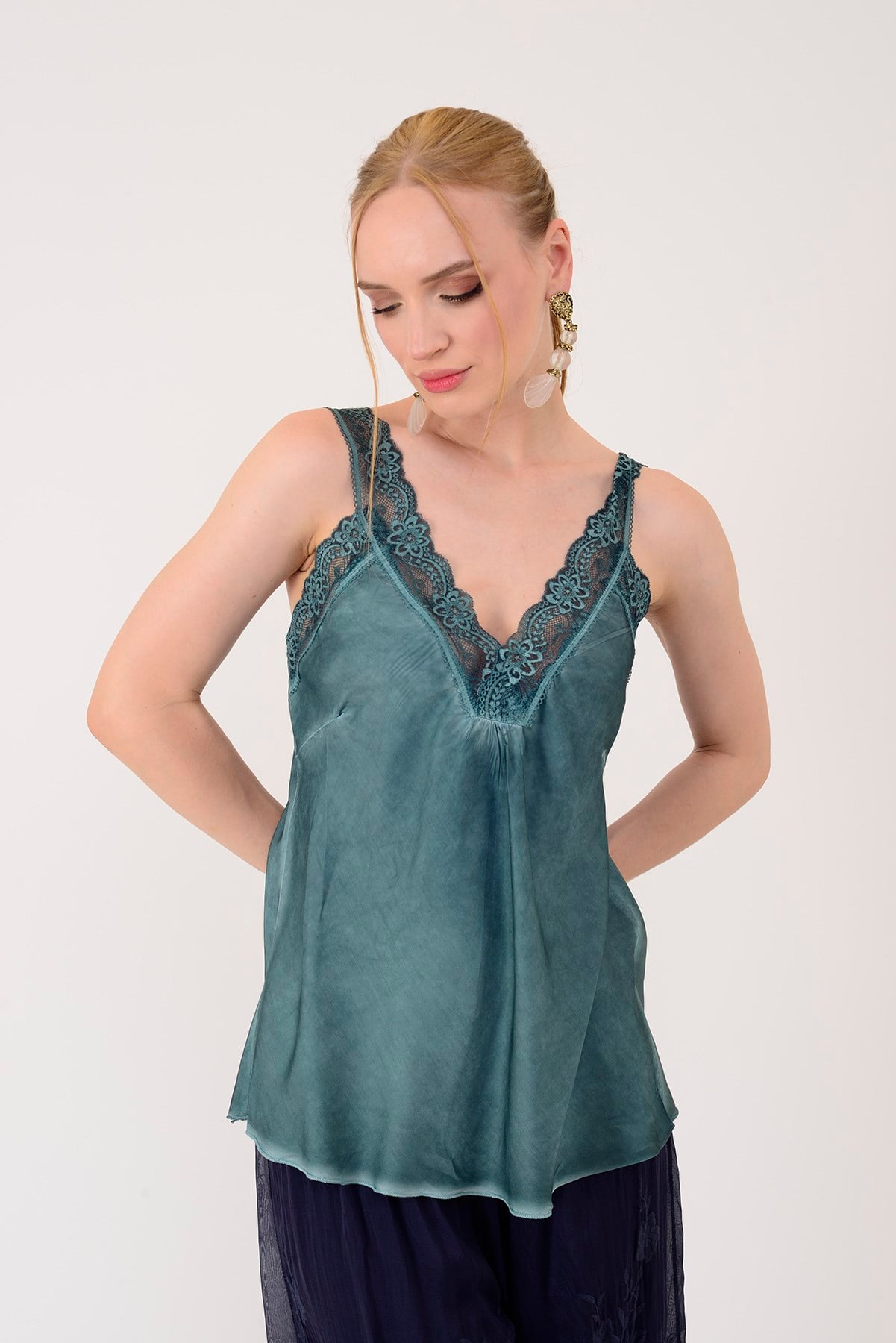 21336 KALIN ASKILI DANTELLİ SATEN BLUZ