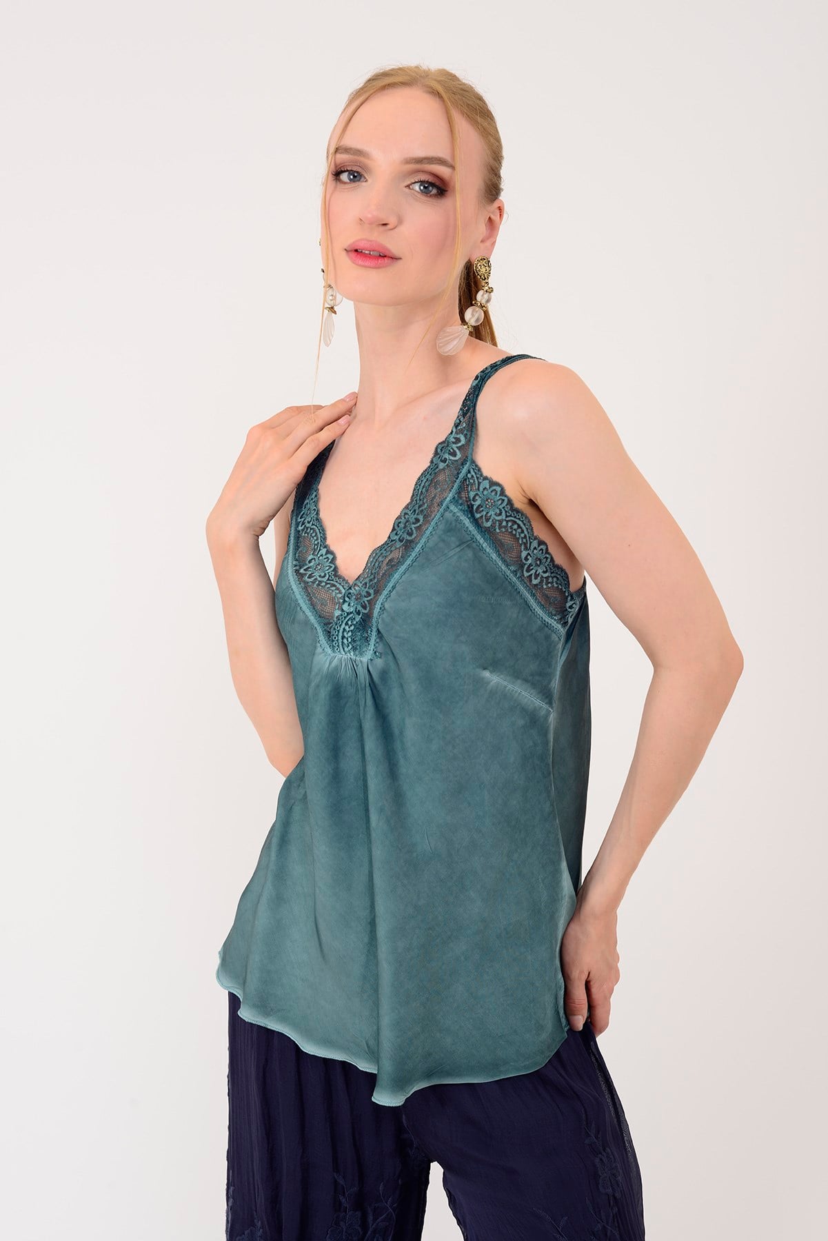21336 KALIN ASKILI DANTELLİ SATEN BLUZ
