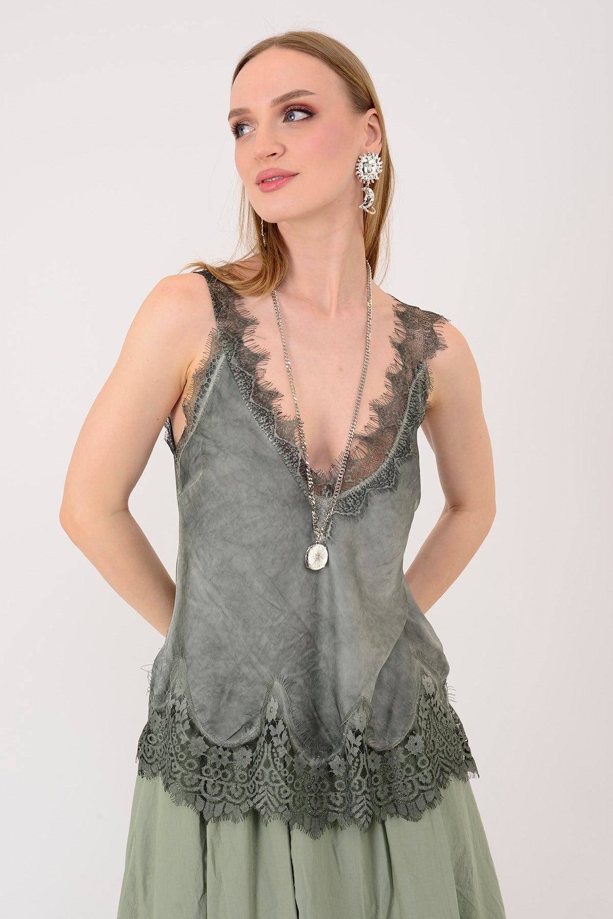 22355 KALIN ASKILI DANTELLİ SATEN BLUZ