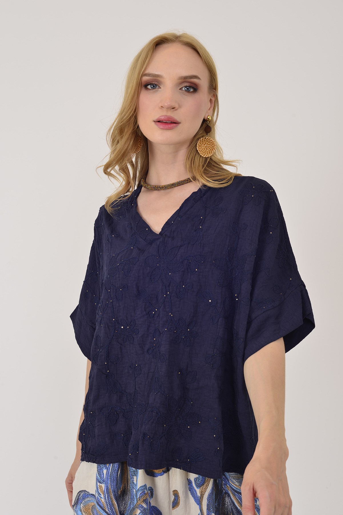 36592 KABARTMALI NAKIŞ DETAYLI PAYETLİ BLUZ