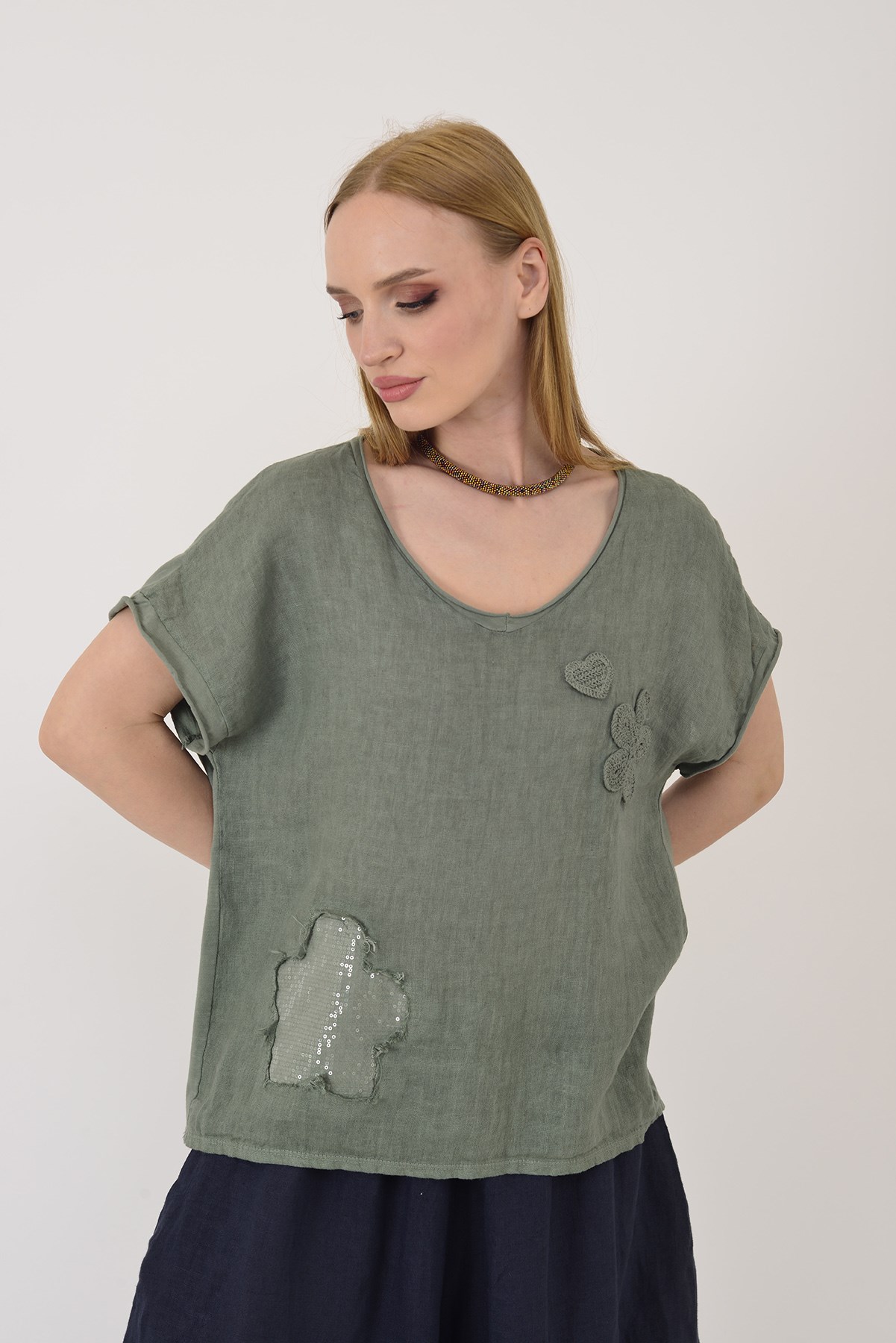 42277 APLİKE NAKIŞ DETAYLI KETEN TSHIRT BLUZ