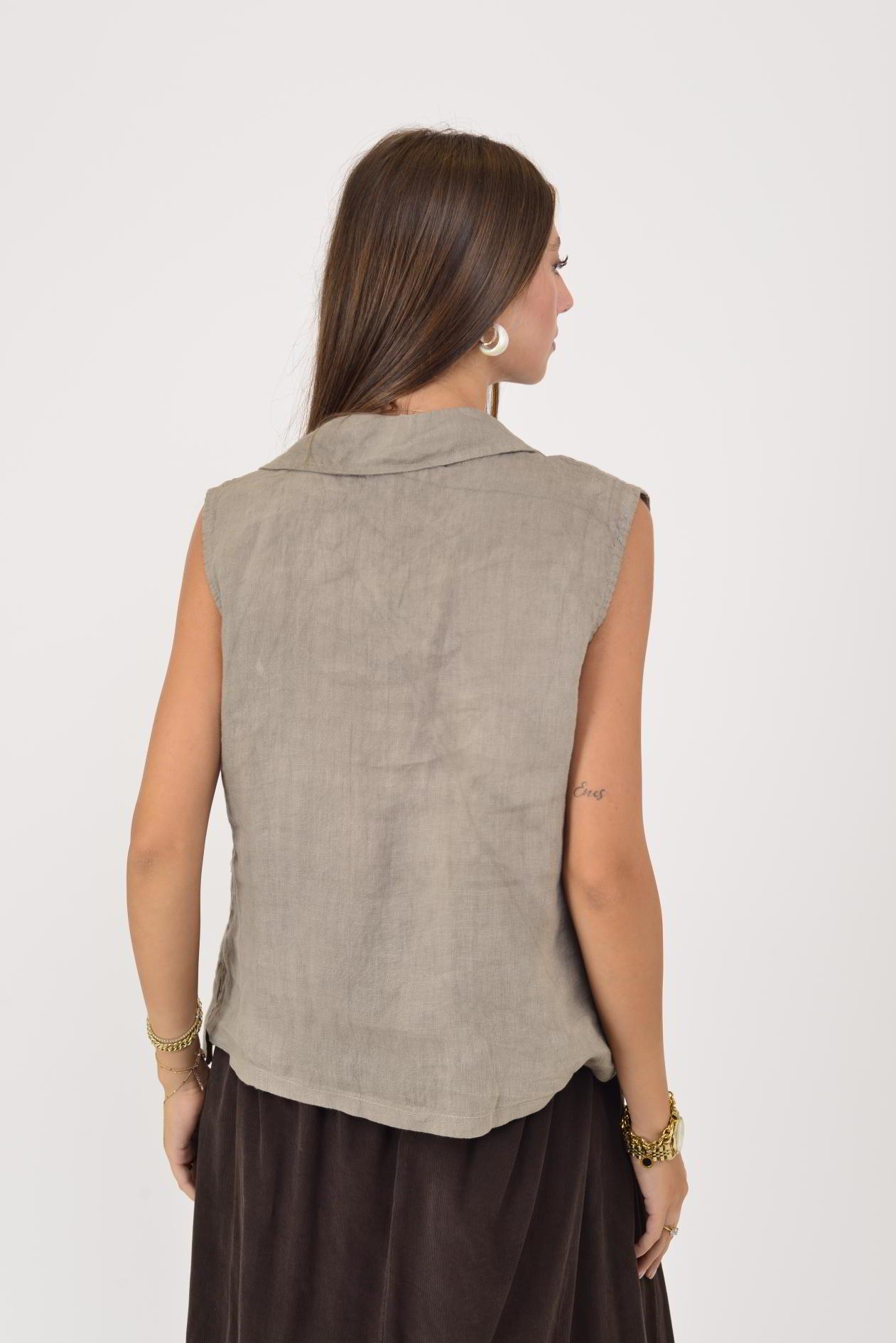 5157 ASİMETRİK KESİM DÜĞME DETAYLI KETEN YELEK BLUZ