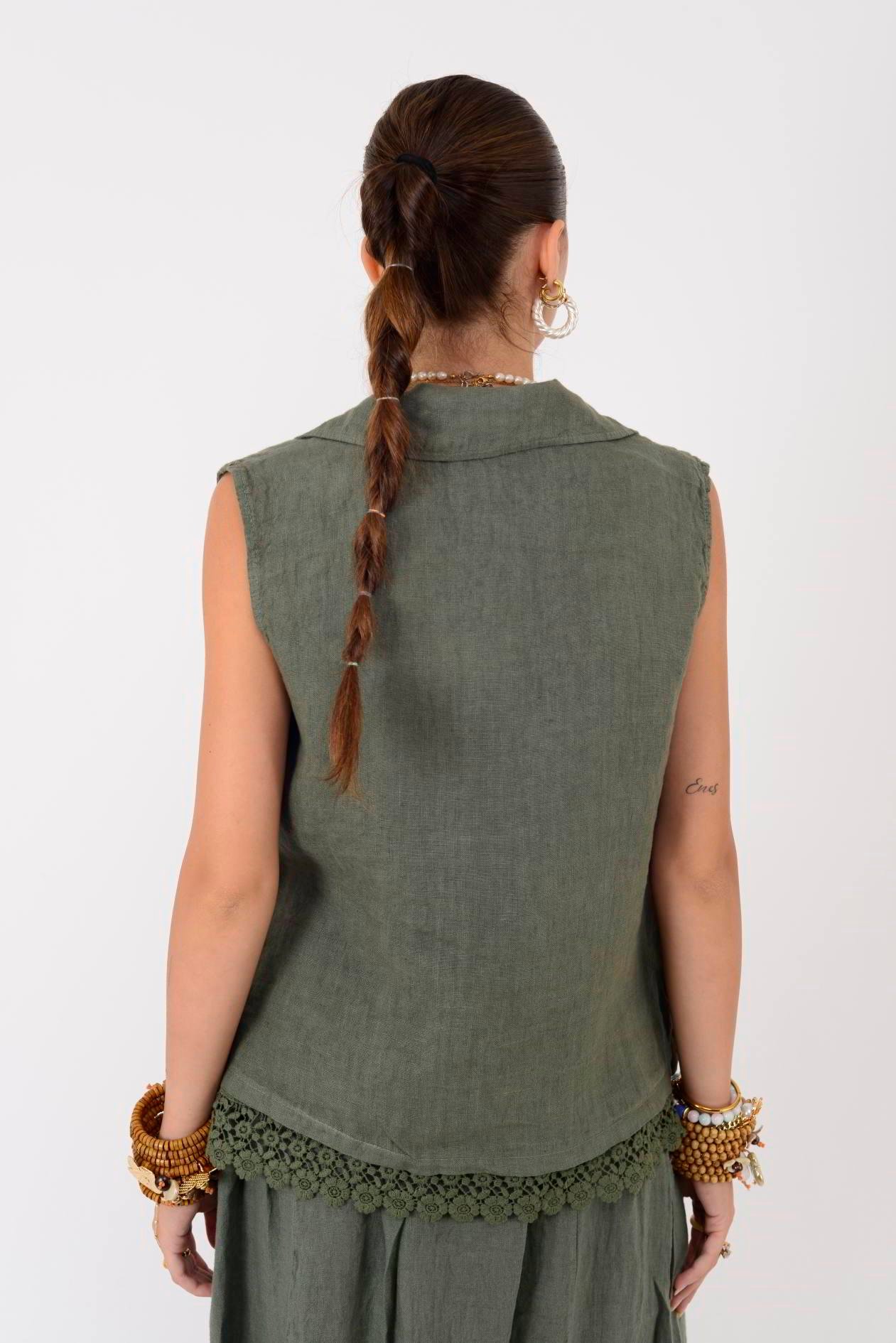 5157 ASİMETRİK KESİM DÜĞME DETAYLI KETEN YELEK BLUZ