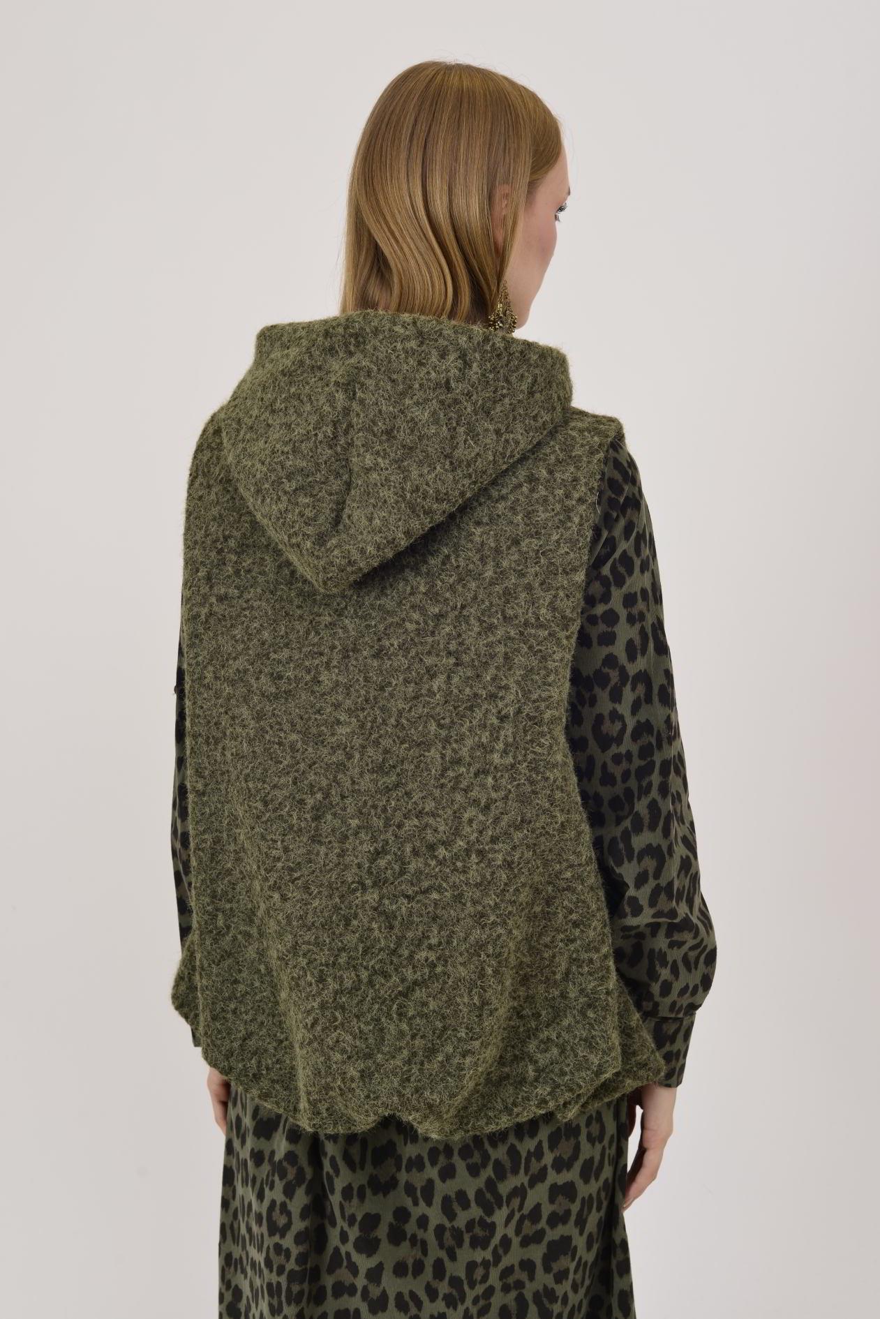 60909 KAPÜŞON DETAYLI KEÇE YELEK