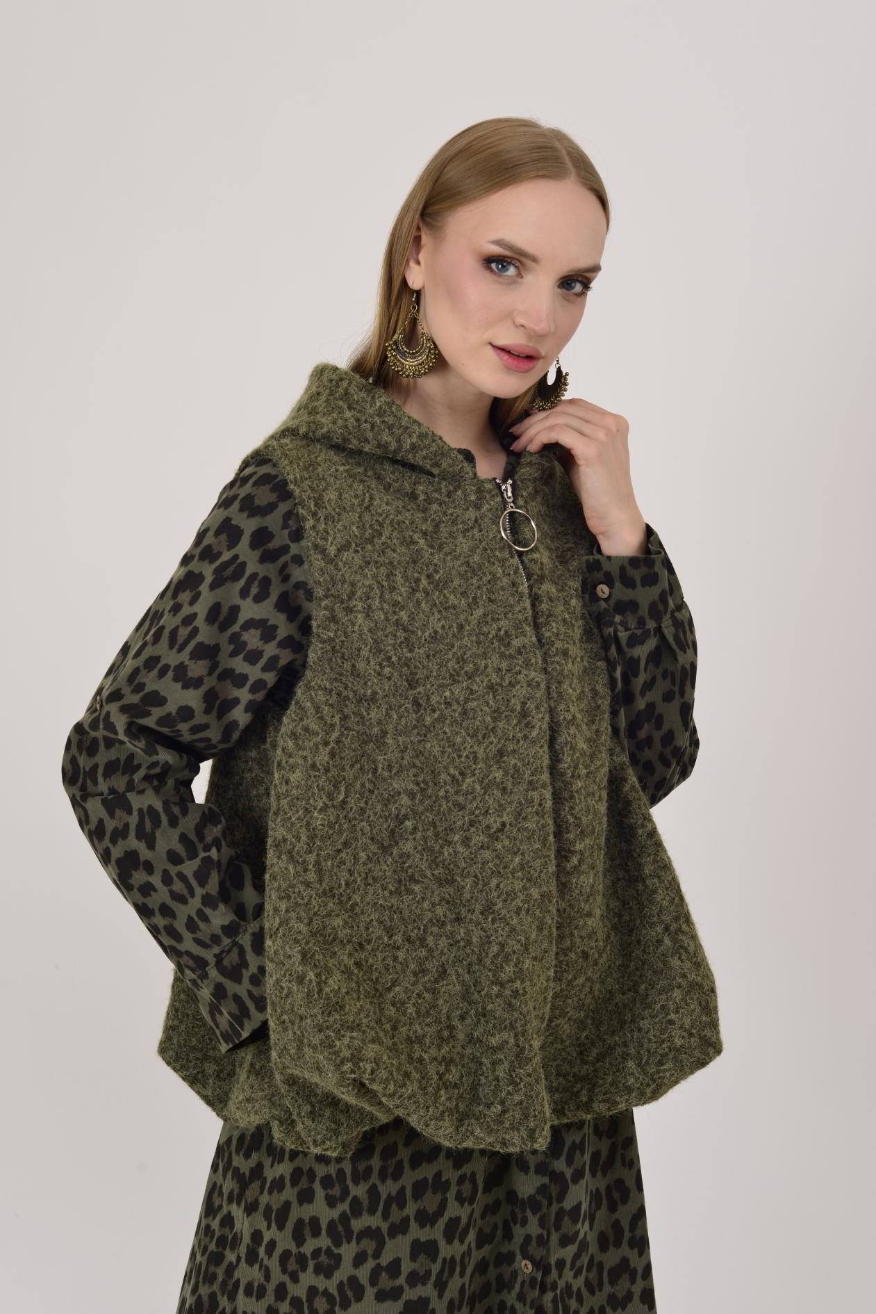 60909 KAPÜŞON DETAYLI KEÇE YELEK