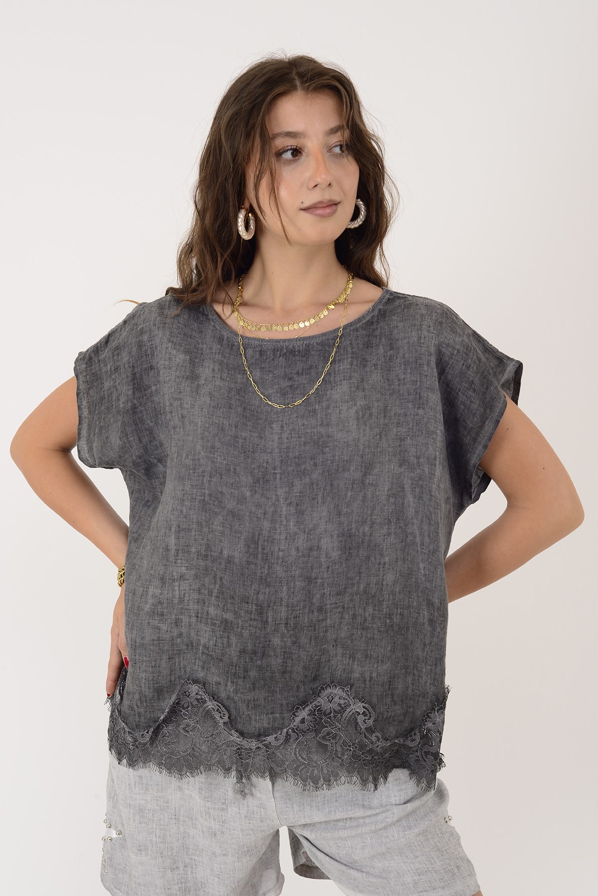81674 DANTEL DETAYLI KISA KOL KETEN BLUZ