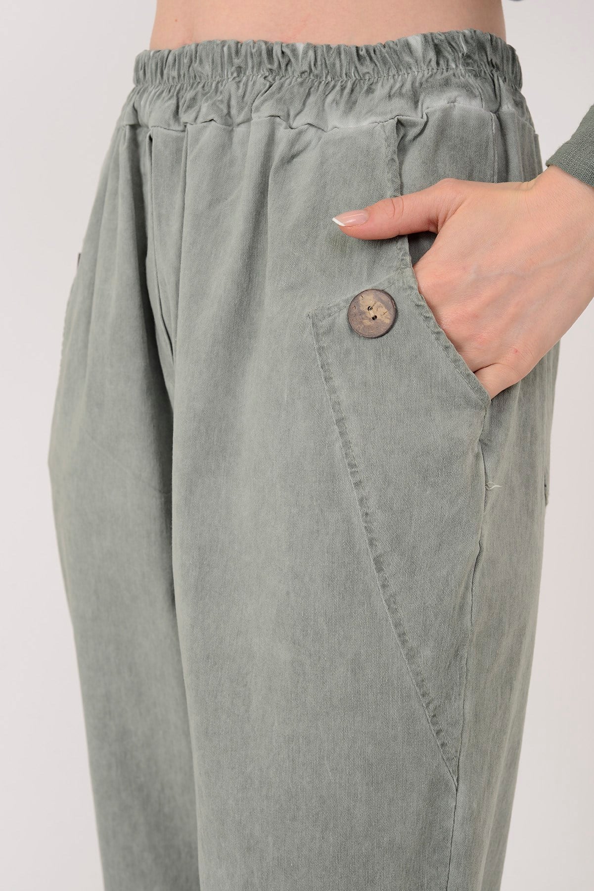 8620 DÜĞME DETAYLI İNCE GABARDİN PANTOLON
