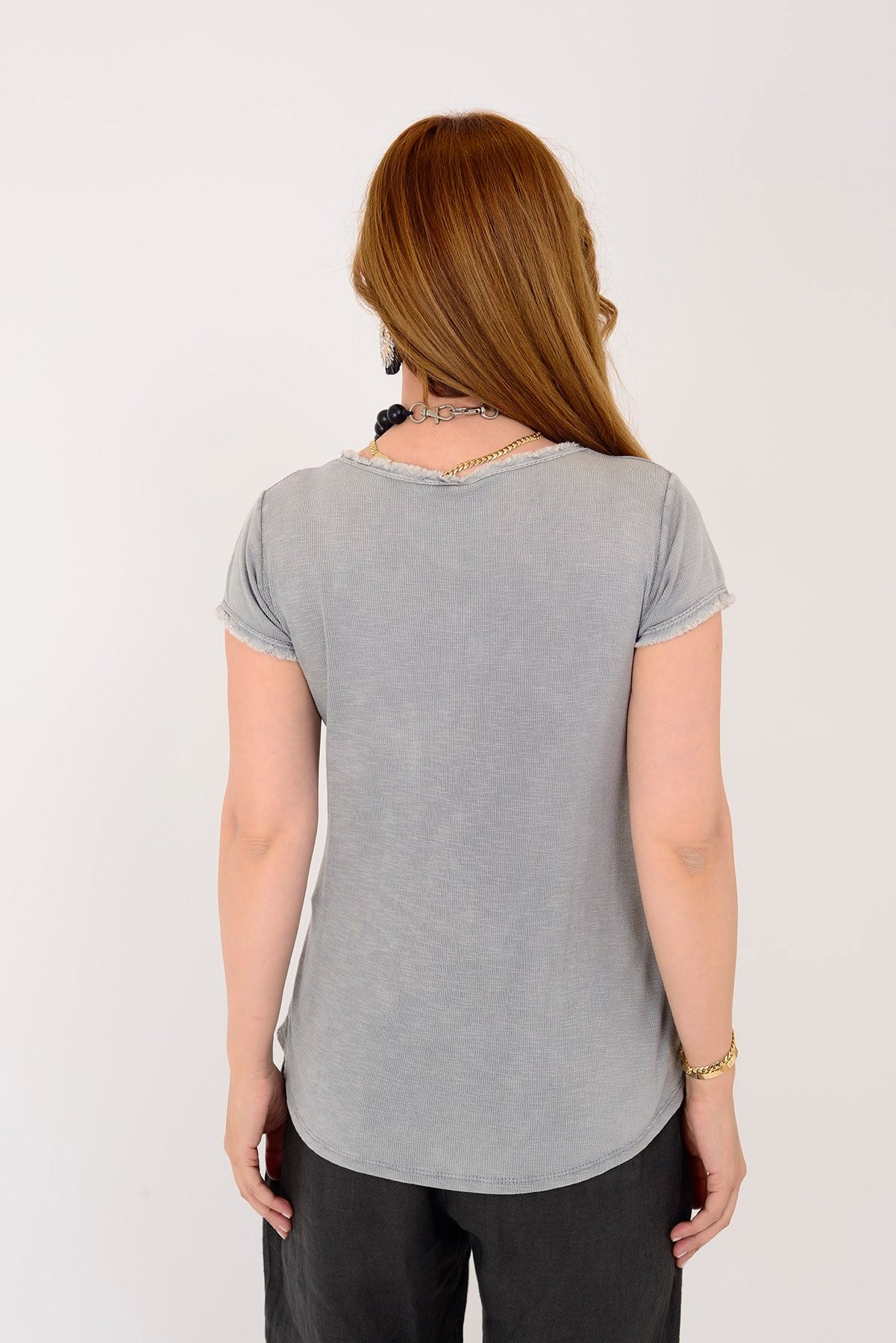 954304 V YAKA TAŞLAMALI T-SHIRT BLUZ