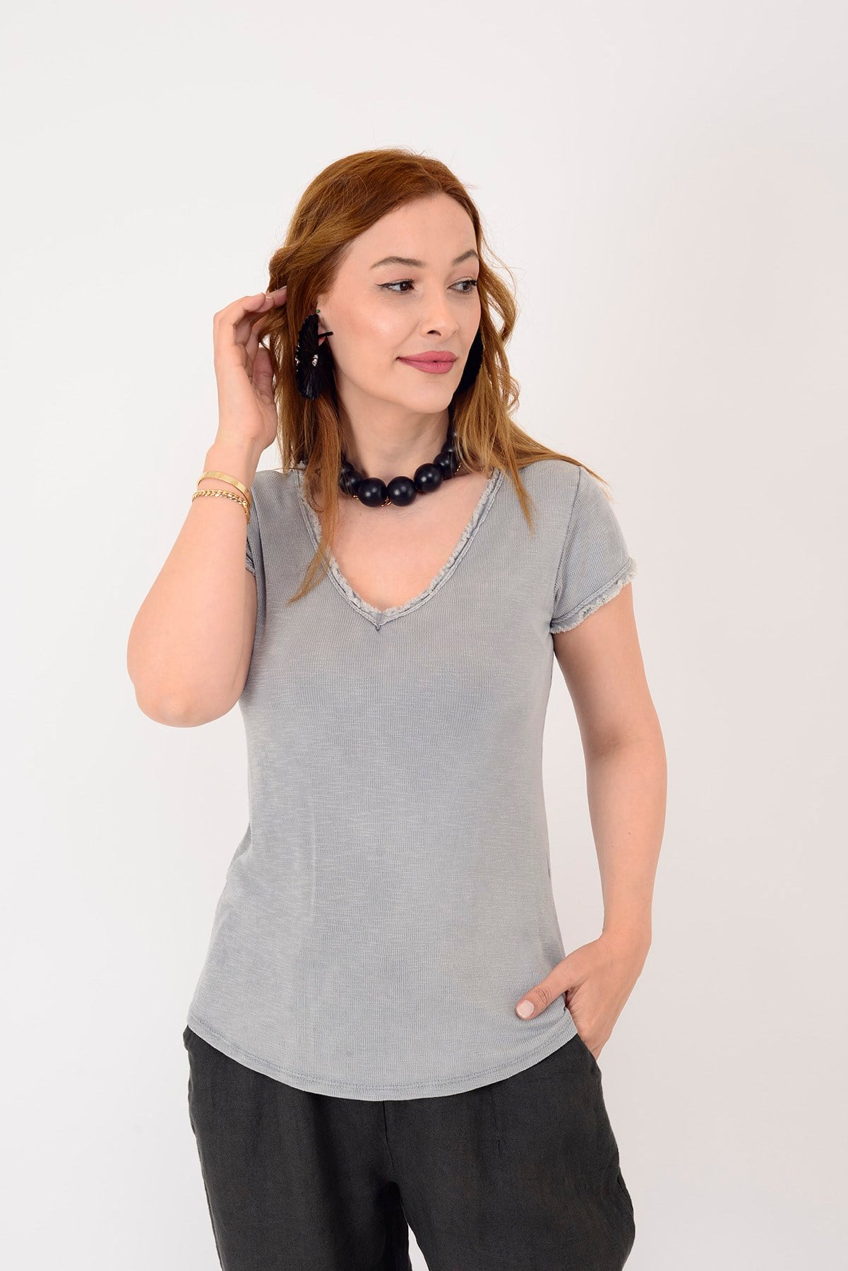 954304 V YAKA TAŞLAMALI T-SHIRT BLUZ