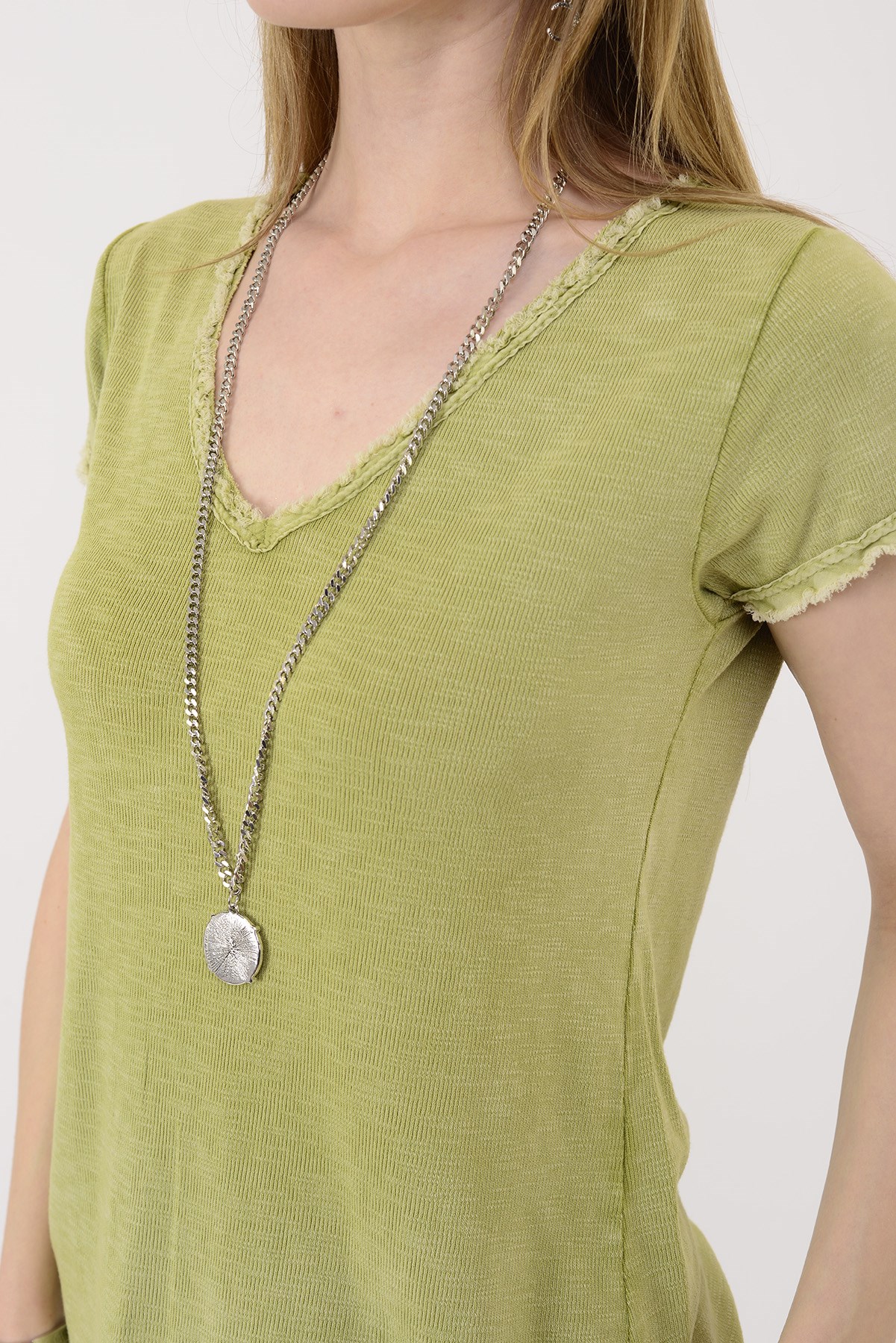 954304 V YAKA TAŞLAMALI T-SHIRT BLUZ