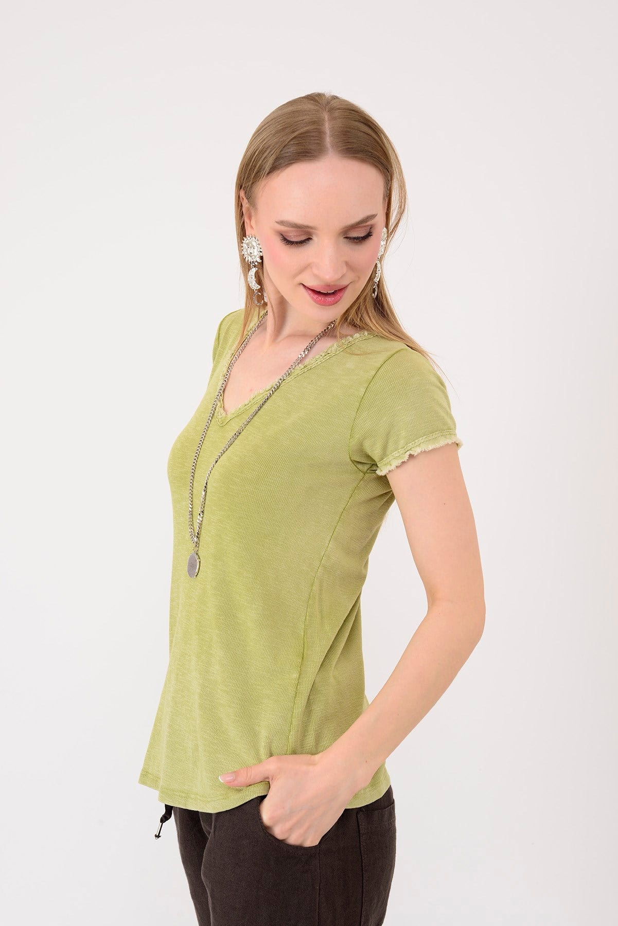 954304 V YAKA TAŞLAMALI T-SHIRT BLUZ
