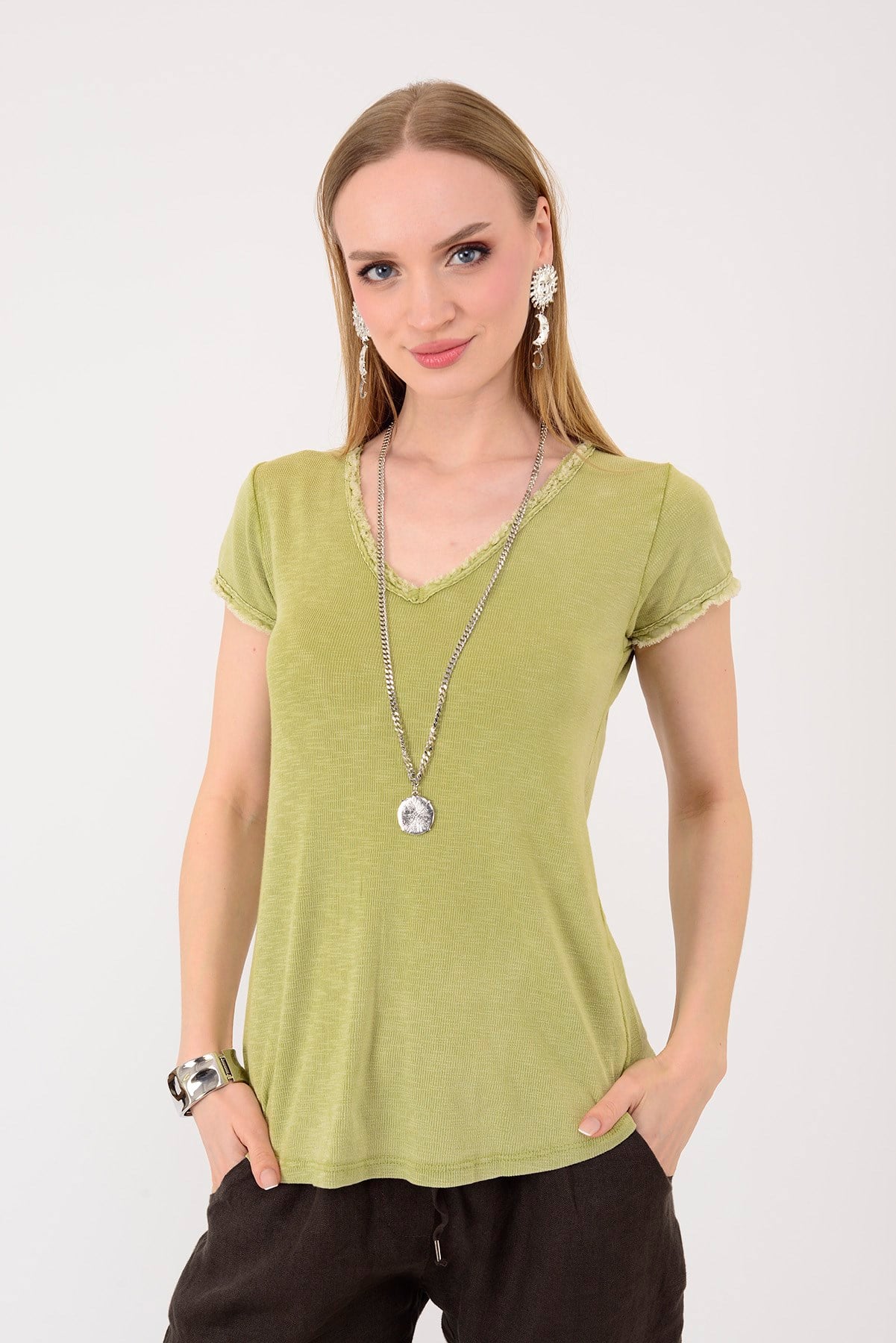 954304 V YAKA TAŞLAMALI T-SHIRT BLUZ