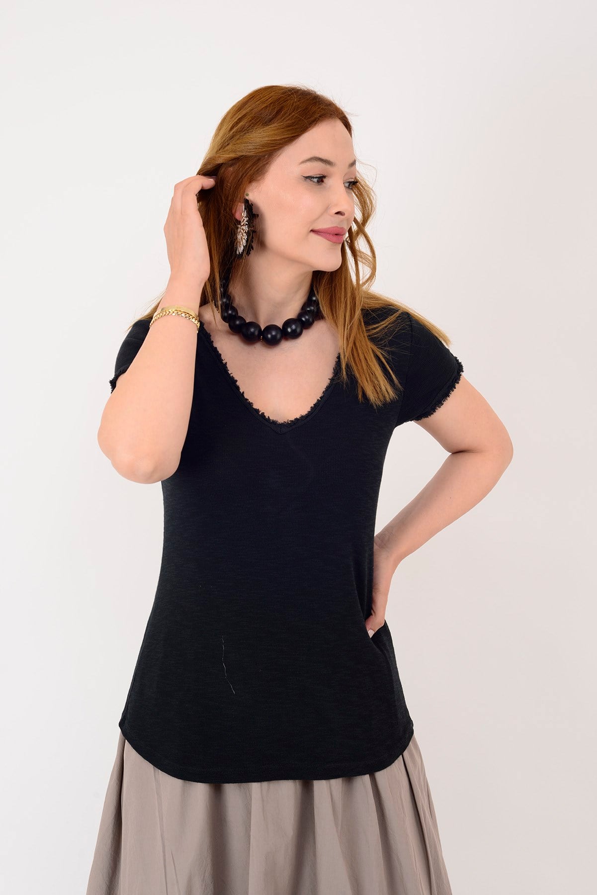 954304 V YAKA TAŞLAMALI T-SHIRT BLUZ
