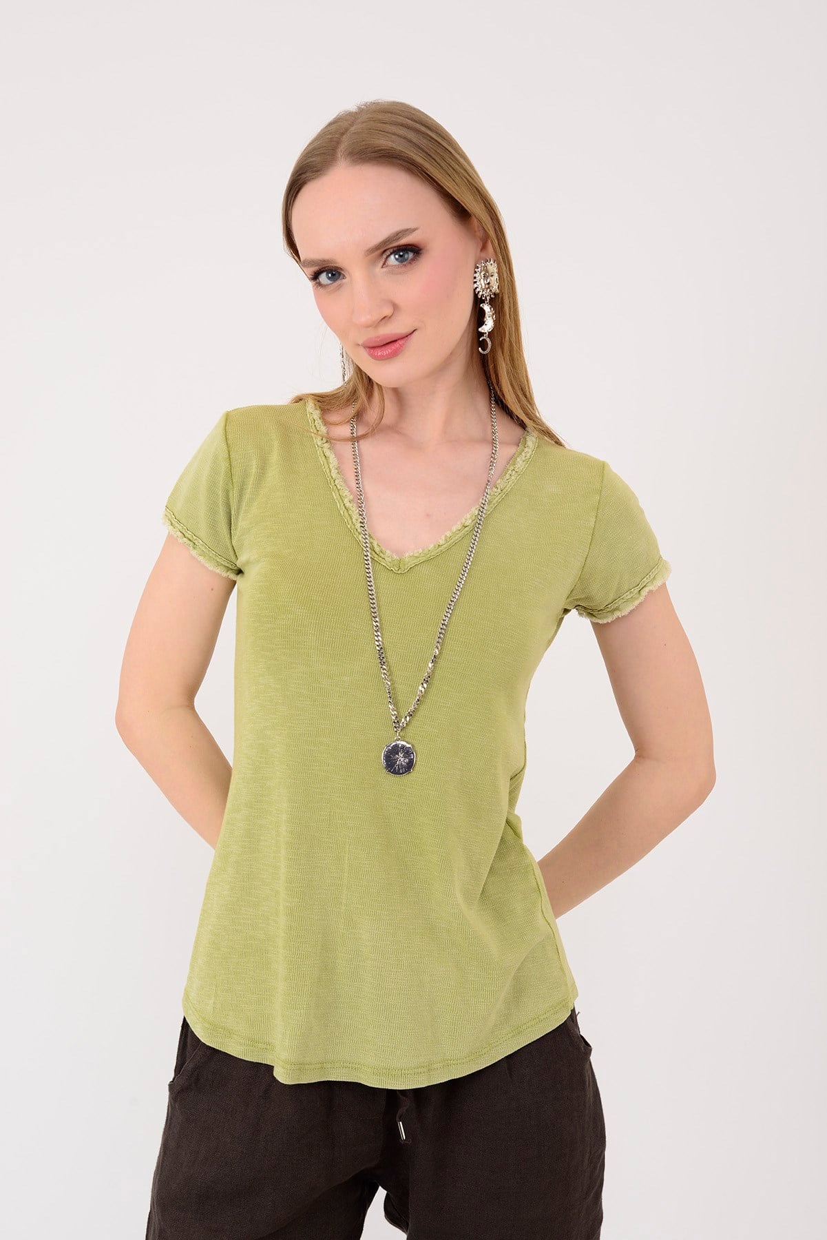 954304 V YAKA TAŞLAMALI T-SHIRT BLUZ