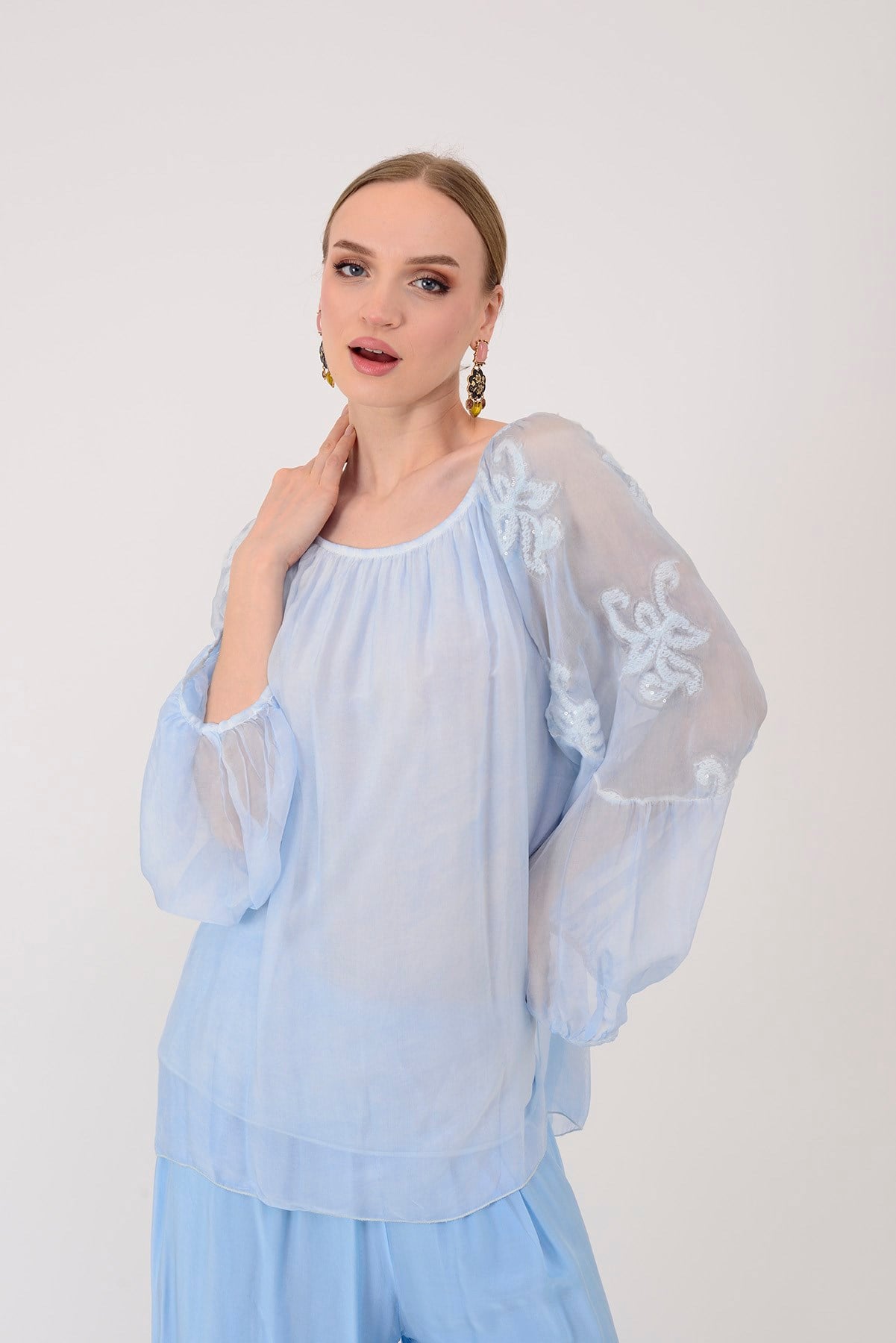 SN884 DANTEL DETAYLI MADONNA YAKA İPEK BLUZ