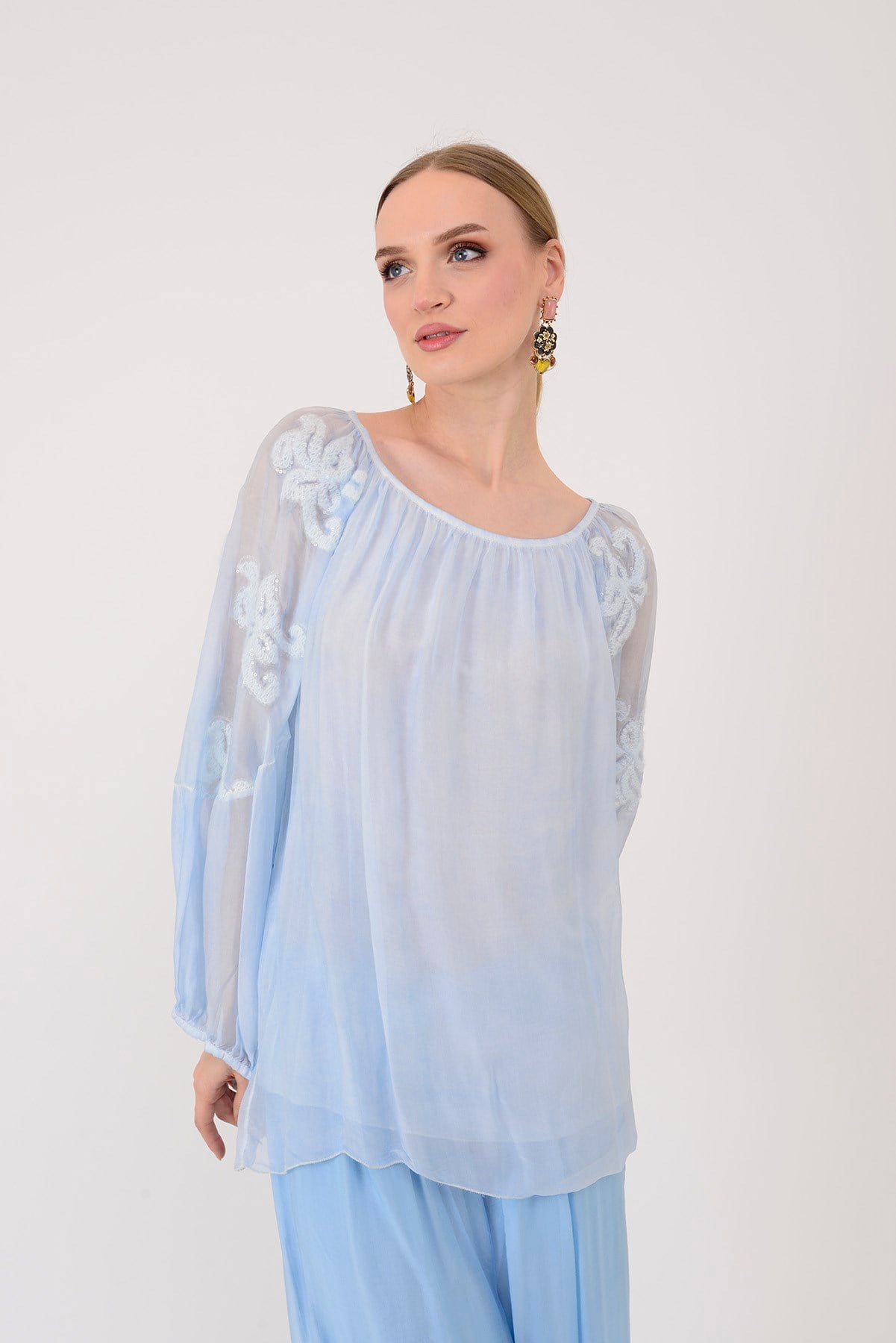 SN884 DANTEL DETAYLI MADONNA YAKA İPEK BLUZ