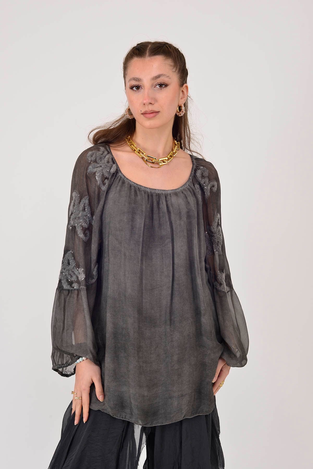 SN884 KABARTMALI PAYET DETAYLI KAYIK YAKA İPEK BLUZ