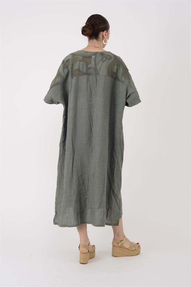 11227 LOVA SIRTI AJUR İŞLEME DETAYLI V YAKA KETEN ELBİSE