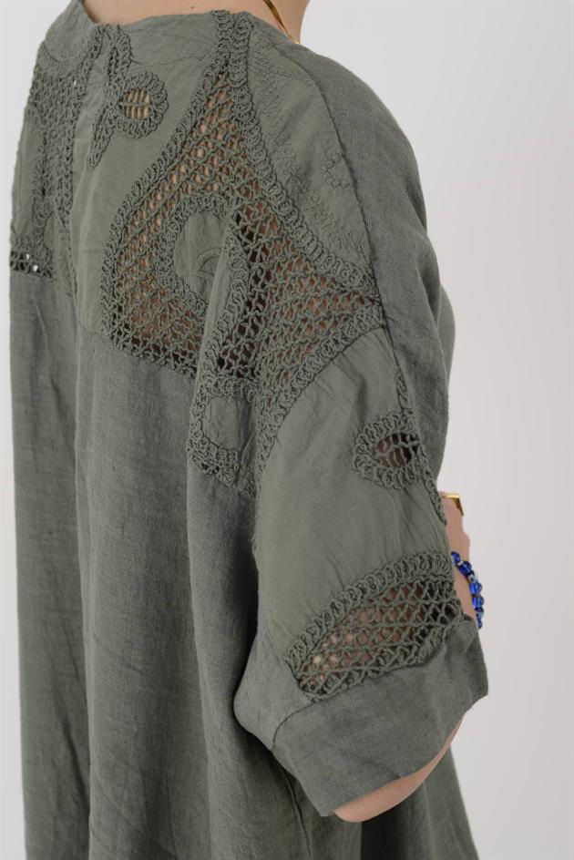 11227 LOVA SIRTI AJUR İŞLEME DETAYLI V YAKA KETEN ELBİSE