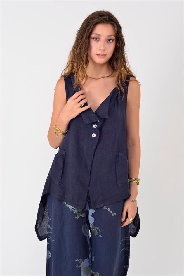 12168 ASİMETRİK KESİM DÜĞME DETAYLI KOLSUZ KETEN BLUZ