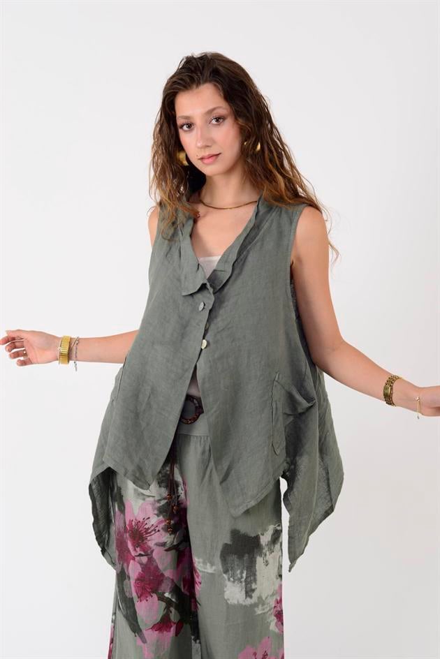 12168 ASİMETRİK KESİM DÜĞME DETAYLI KOLSUZ KETEN BLUZ