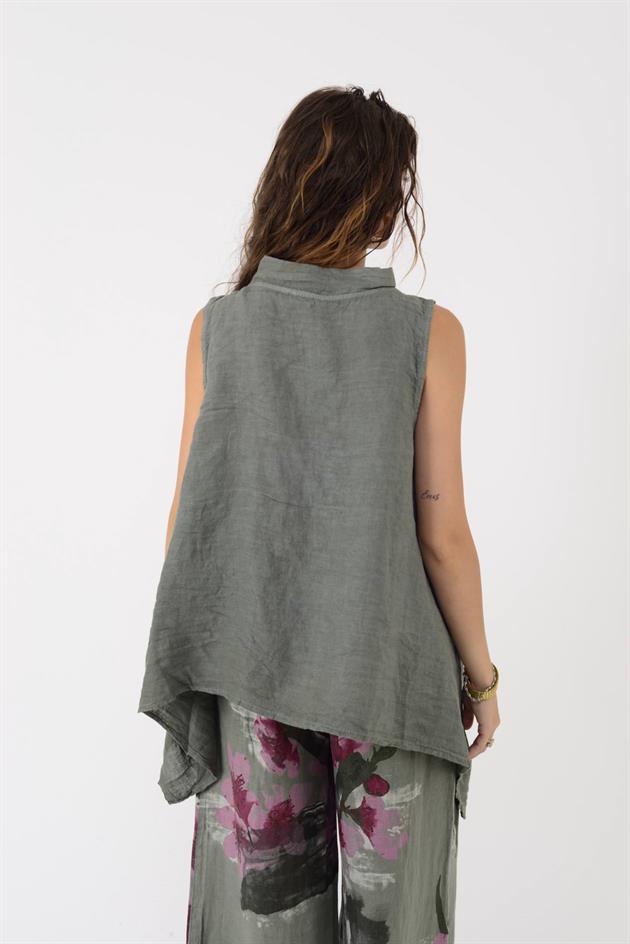 12168 ASİMETRİK KESİM DÜĞME DETAYLI KOLSUZ KETEN BLUZ