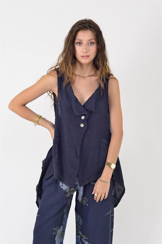 12168 ASİMETRİK KESİM DÜĞME DETAYLI KOLSUZ KETEN BLUZ