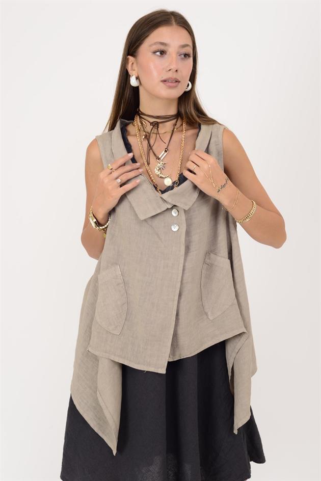 12168 ASİMETRİK KESİM DÜĞME DETAYLI KOLSUZ KETEN BLUZ