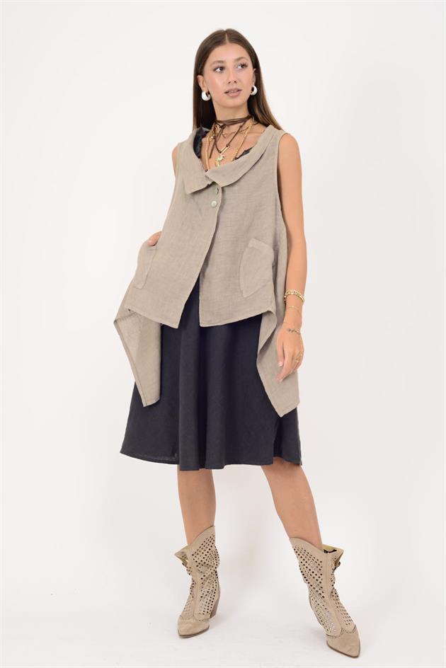 12168 ASİMETRİK KESİM DÜĞME DETAYLI KOLSUZ KETEN BLUZ