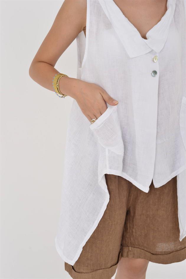 12168 ASİMETRİK KESİM DÜĞME DETAYLI KOLSUZ KETEN BLUZ