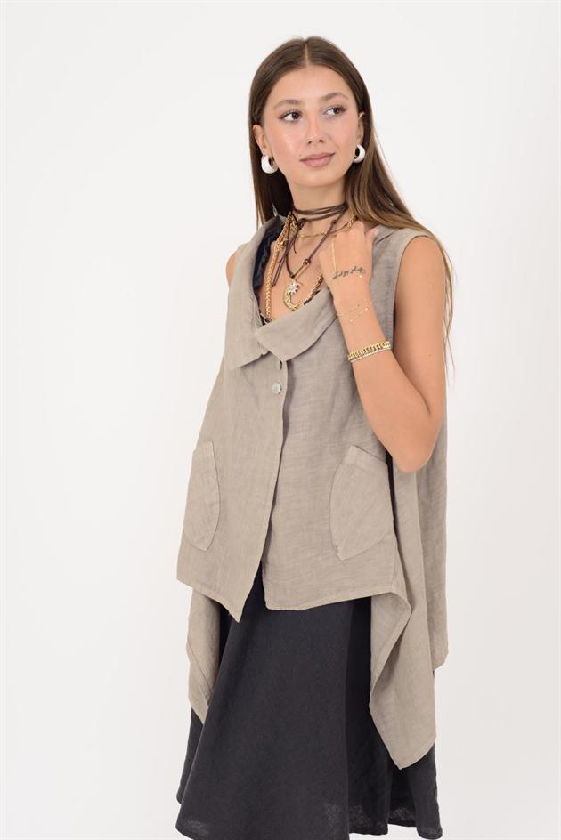 12168 ASİMETRİK KESİM DÜĞME DETAYLI KOLSUZ KETEN BLUZ